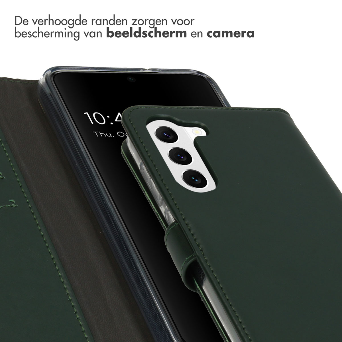 Donkergroene telefoonhoes met telefoon erin. Groen leerachtig materiaal. Tekst: Scherm- en camerabescherming.