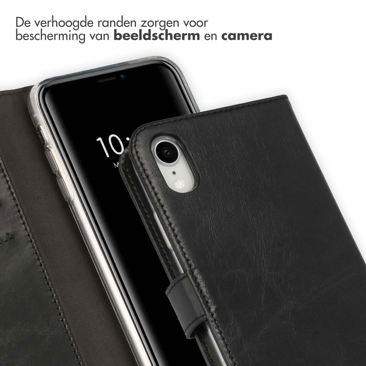 Gros plan d'un téléphone dans un étui en cuir noir. L'écran affiche l'heure 10:10.