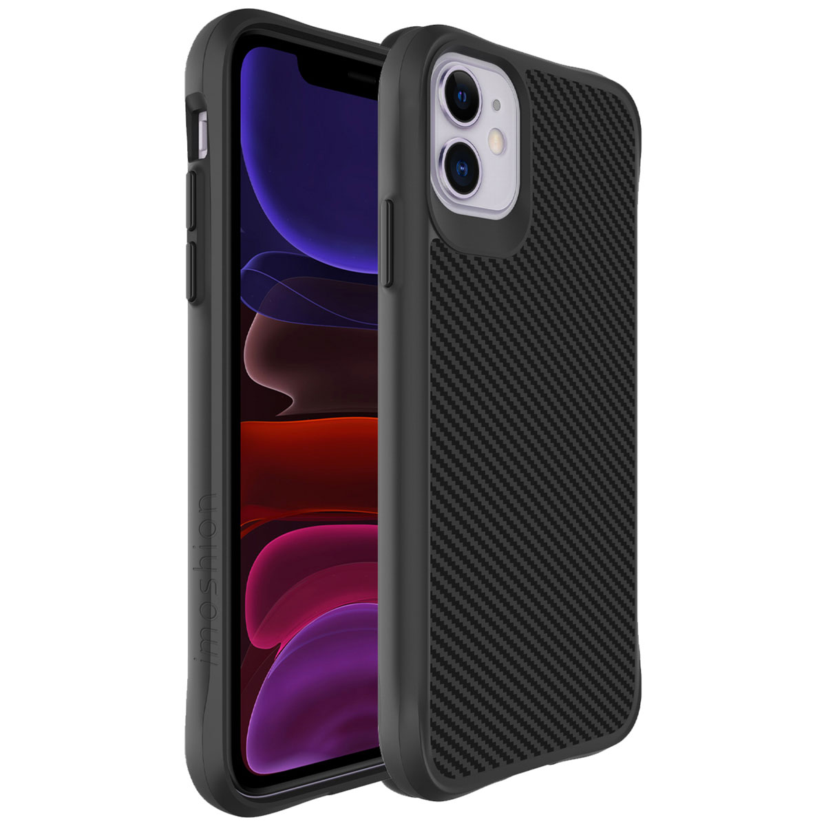 Un étui de téléphone noir avec un design en fibre de carbone est à côté d'un téléphone. Le téléphone est visible.