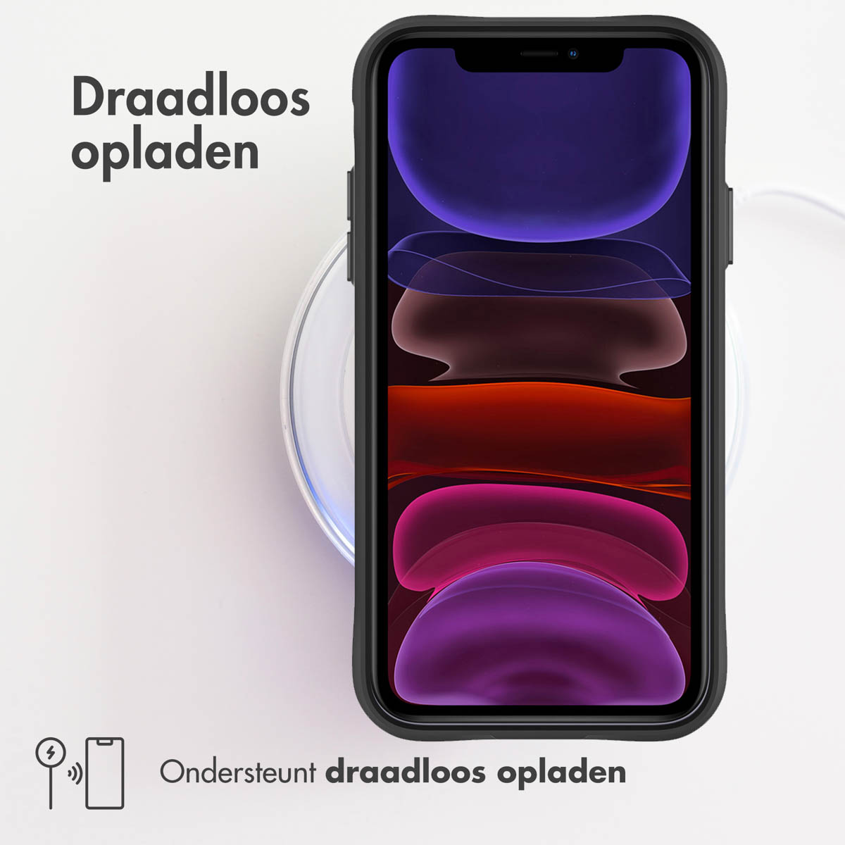 Un iPhone dans un étui noir est sur un chargeur sans fil. Le téléphone affiche des formes abstraites colorées. Texte : 'Chargement sans fil'.