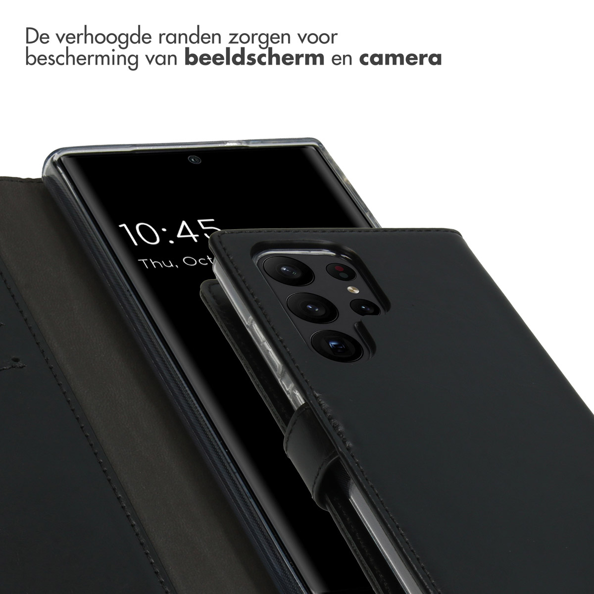 Telefoon in zwarte hoes, scherm zichtbaar, tekst bovenaan.