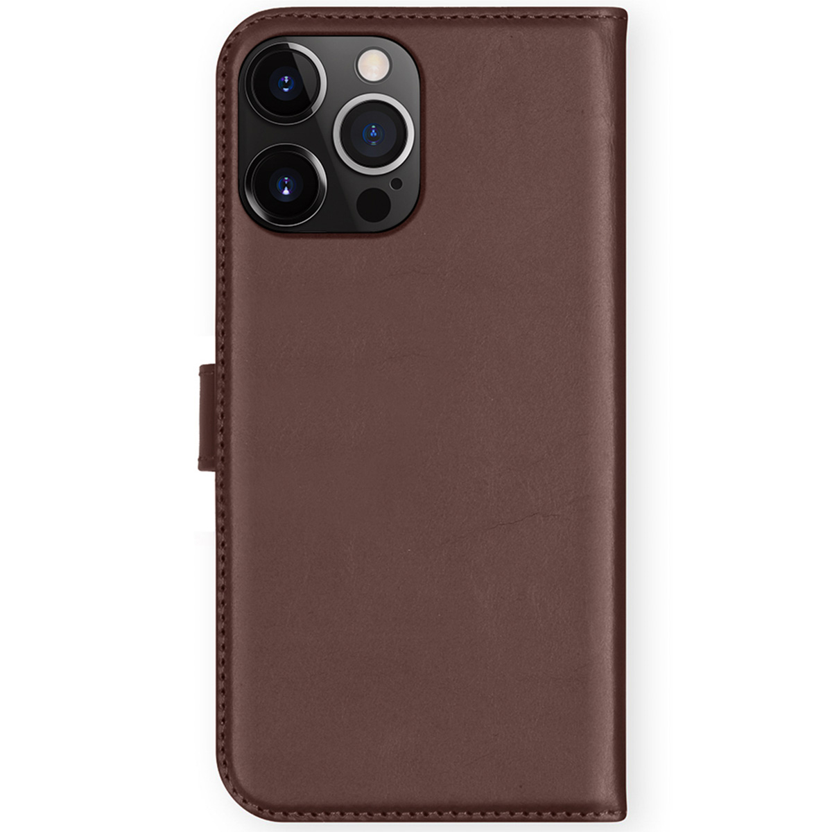 Braune Leder-Handyhülle mit Telefon innen. Die Hülle ist geschlossen. Die Kamera ist sichtbar.