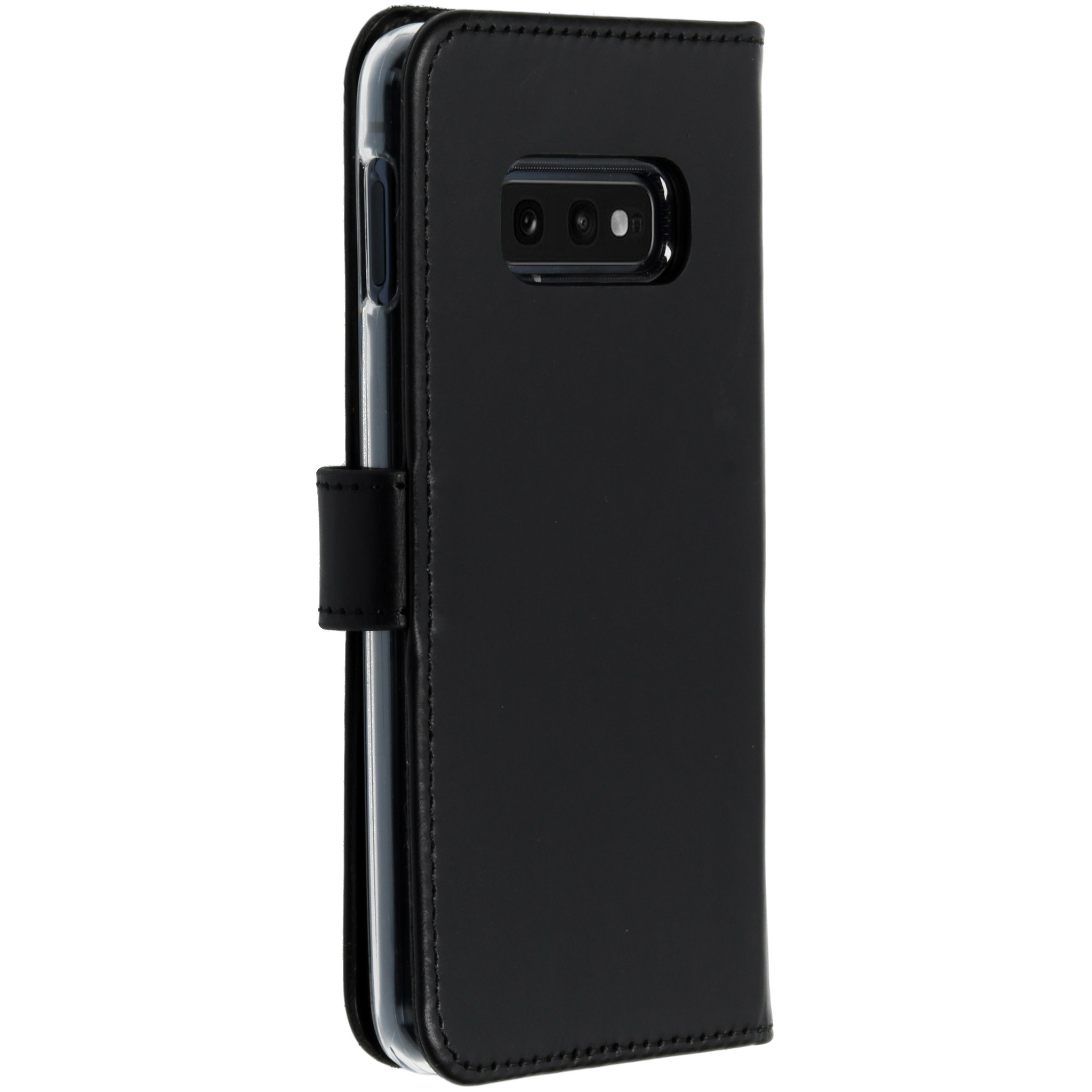 Zwarte telefoonhoes, gesloten. De hoes toont een telefoon met een camera aan de achterkant.