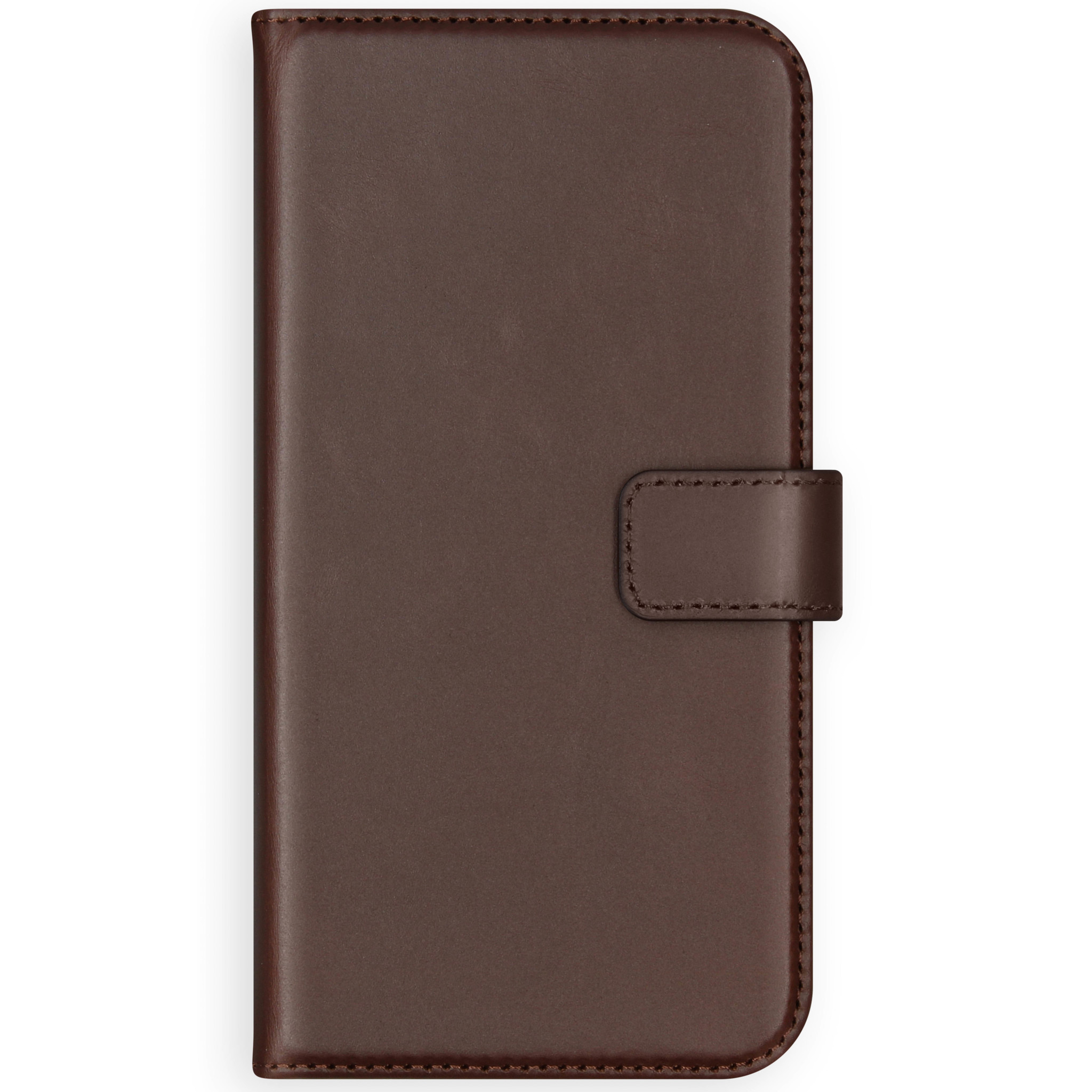 Étui de téléphone en cuir marron, fermé. Fermeture à boucle. Fond blanc.