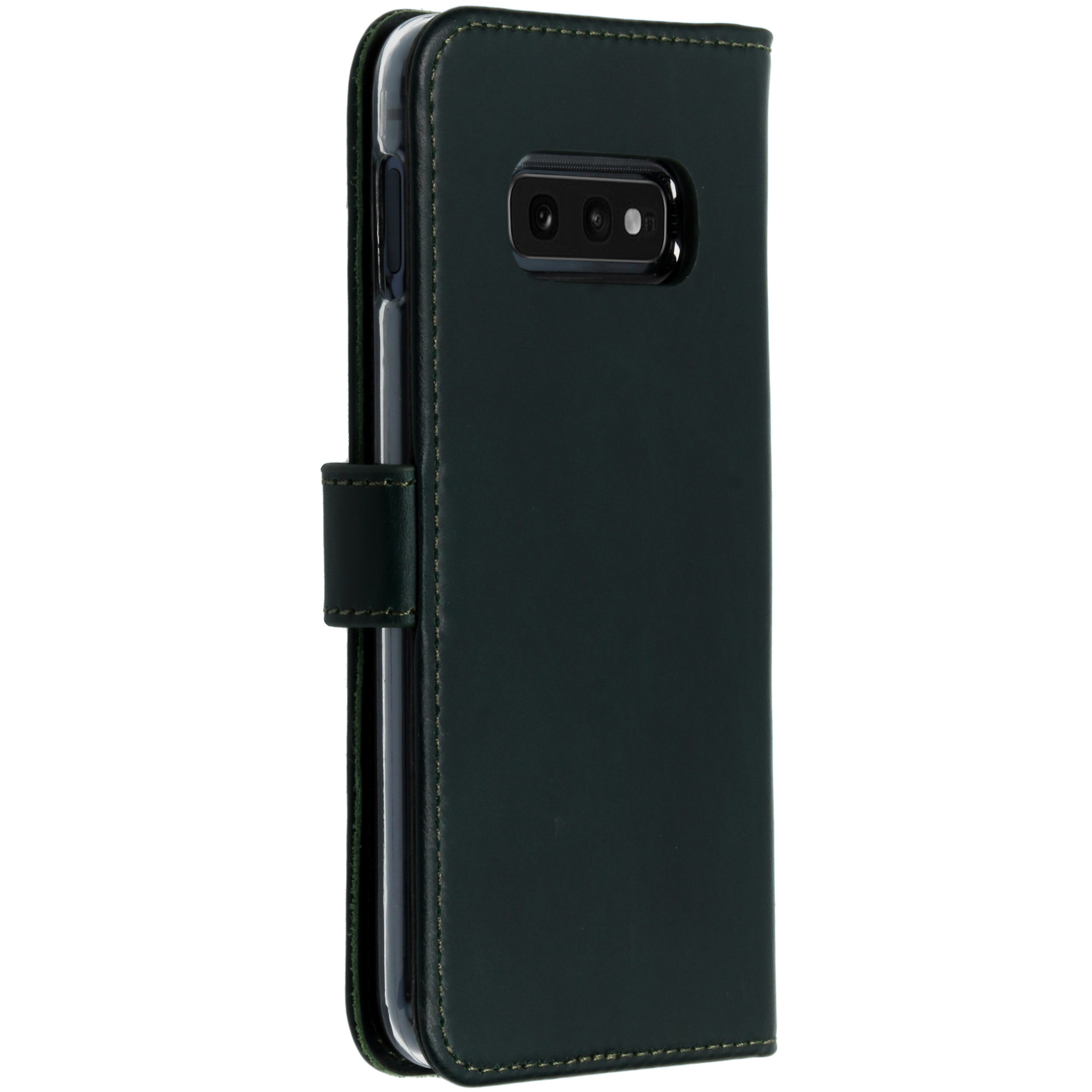 Groene leren telefoonhoes, gesloten. De telefoon is zichtbaar in de hoes. De hoes is gesloten met een magnetische sluiting.