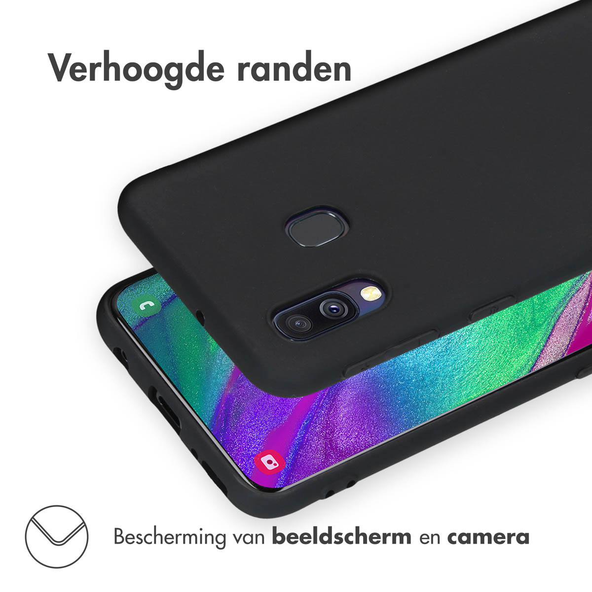 Un téléphone noir sur une surface blanche. Une coque de téléphone noire est au-dessus du téléphone.