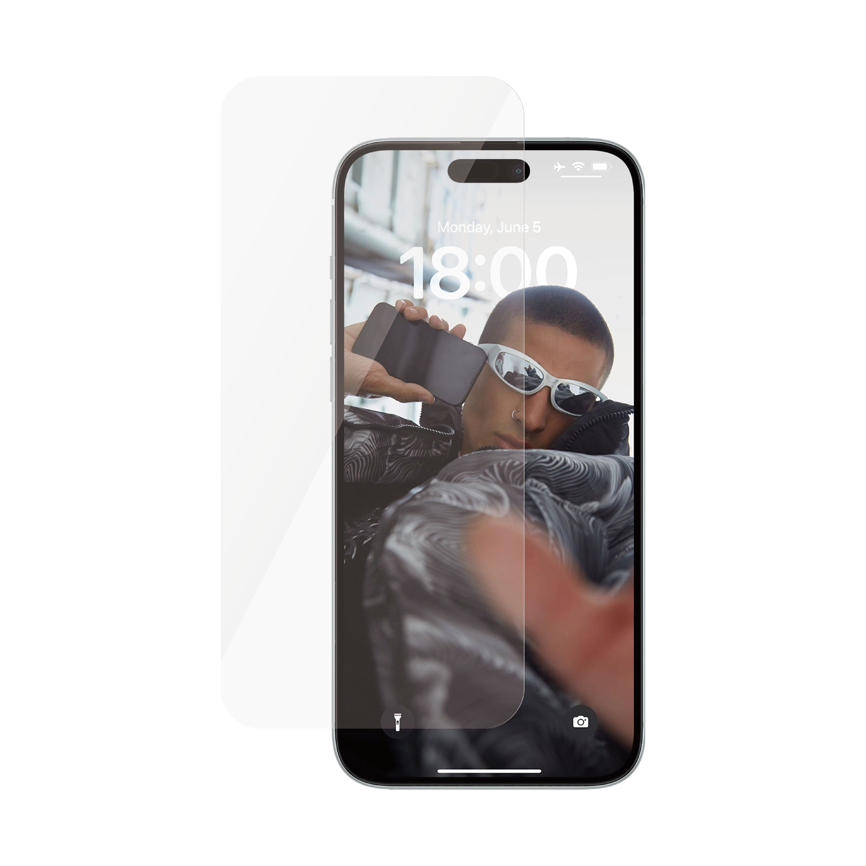 Mann macht Selfie mit Telefon. Displayschutzfolie auf dem Telefon. Weißer Hintergrund.