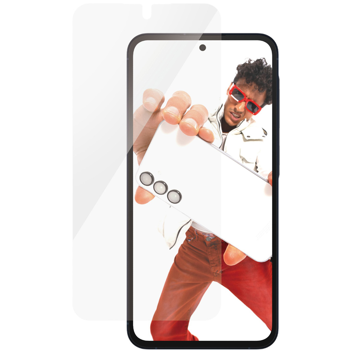 Osoba trzymająca telefon z ochraniaczem ekranu. Mężczyzna w czerwonych okularach, białej kurtce i czerwonych spodniach. Widoczny.