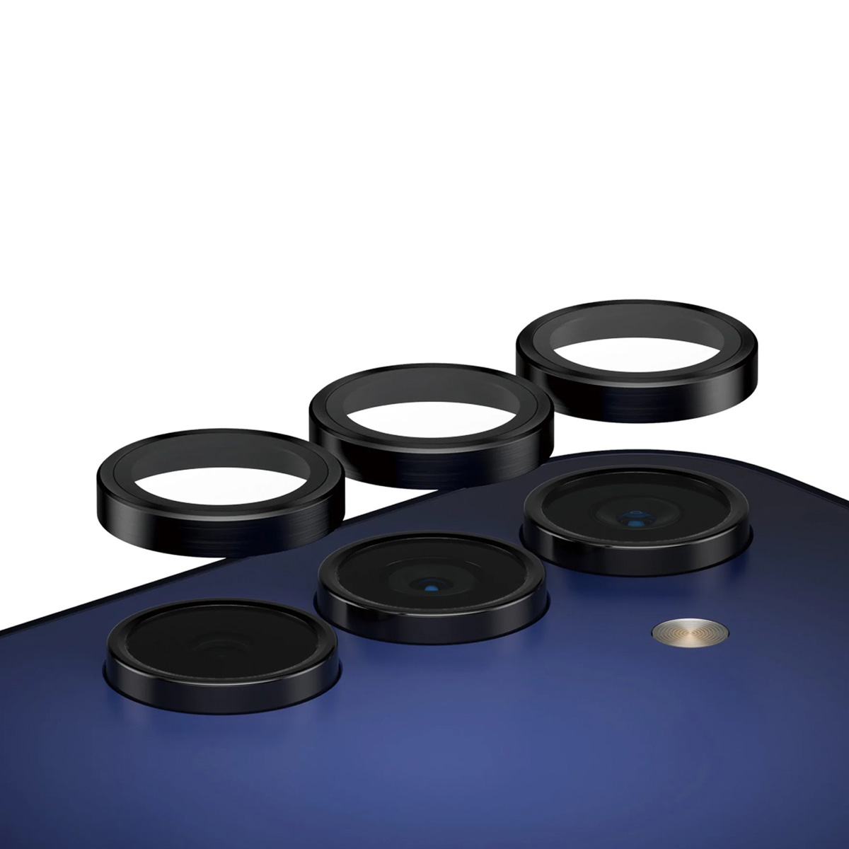 Primer plano de lentes de cámara de teléfono con anillos negros sobre una parte trasera azul. Lentes visibles.