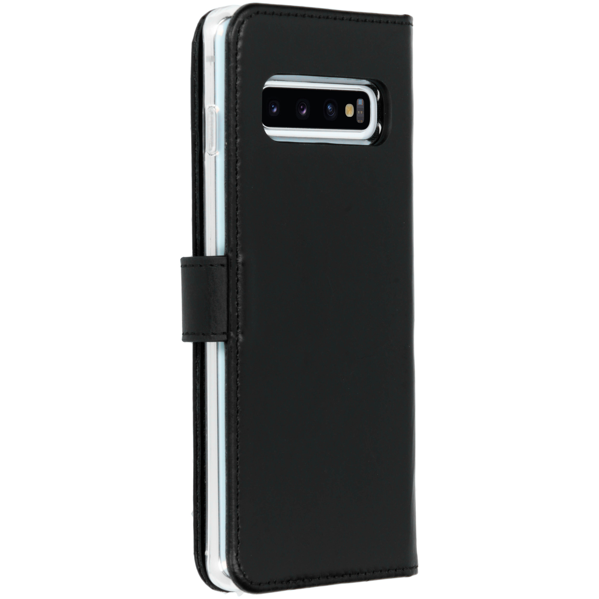Zwarte leren telefoonhoes, gesloten. De telefoon zit in de hoes. De hoes is gesloten met een magnetische sluiting.