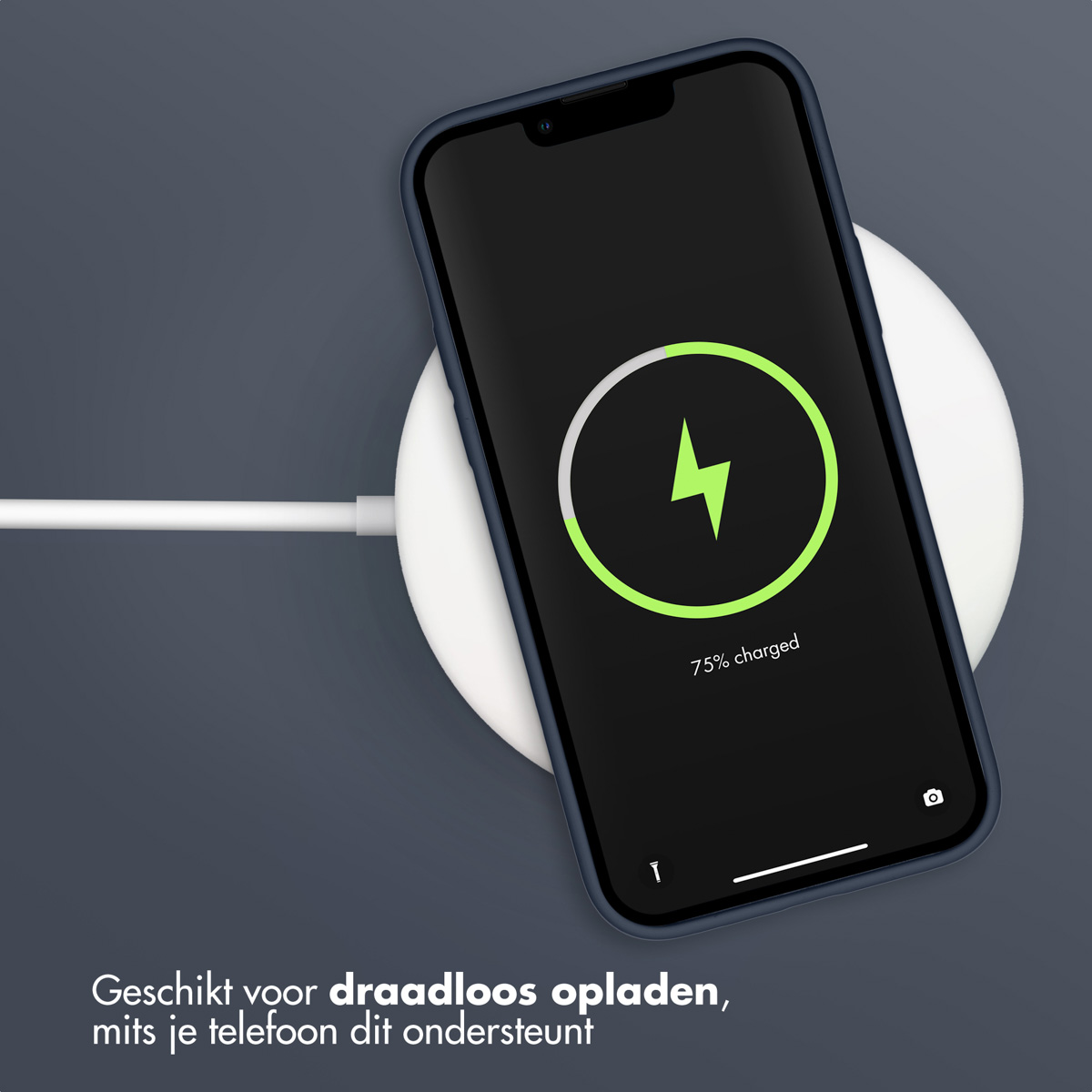 Telefoon laadt op draadloze pad, 75% opgeladen. Telefoon heeft blauwe hoes. Witte kabel verbindt.