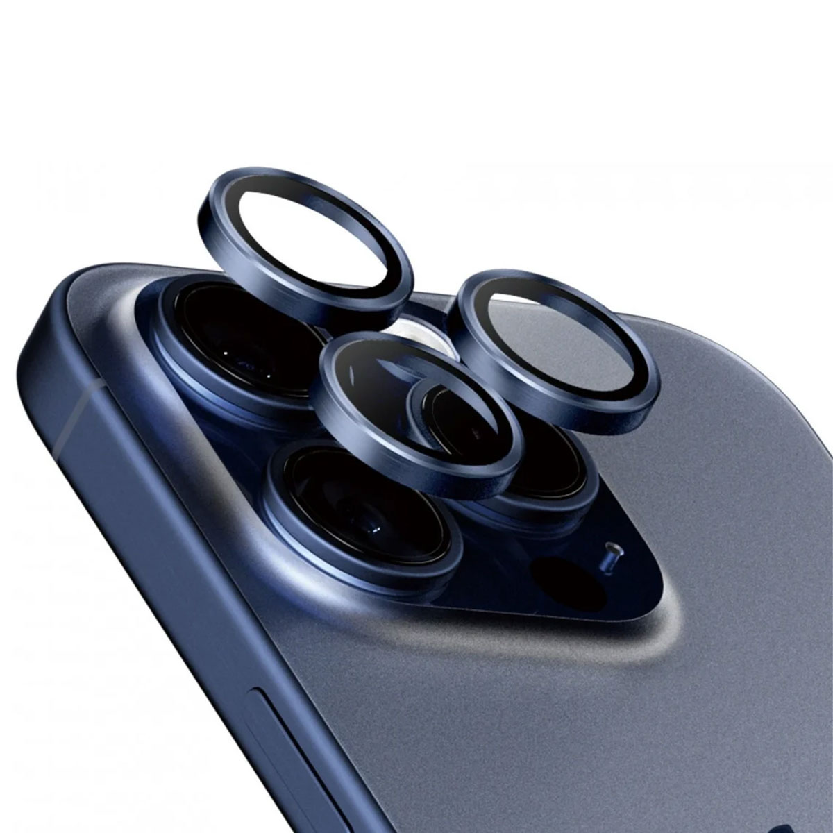 Vengono mostrate più protezioni per lenti della fotocamera, con un telefono blu sullo sfondo.