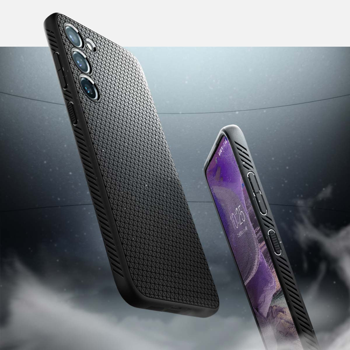 Twee zwarte telefoonhoesjes met een textuurontwerp.