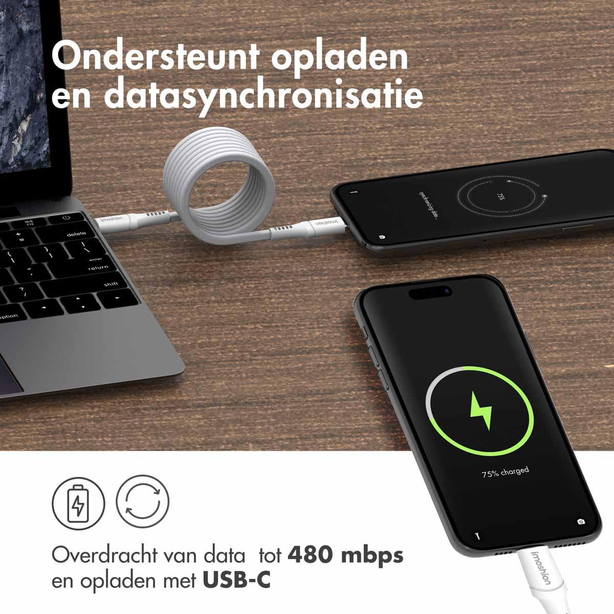 Un câble de charge blanc reliant un ordinateur portable et un téléphone. Le téléphone indique qu'il est en charge.