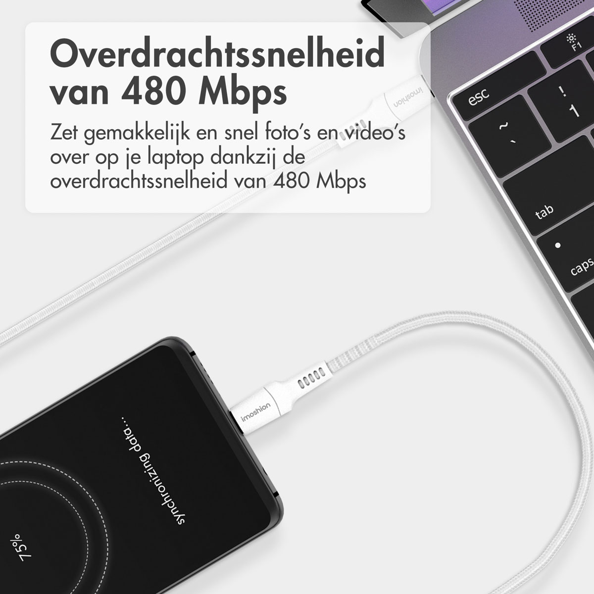 Téléphone connecté à un ordinateur portable avec un câble USB-C.