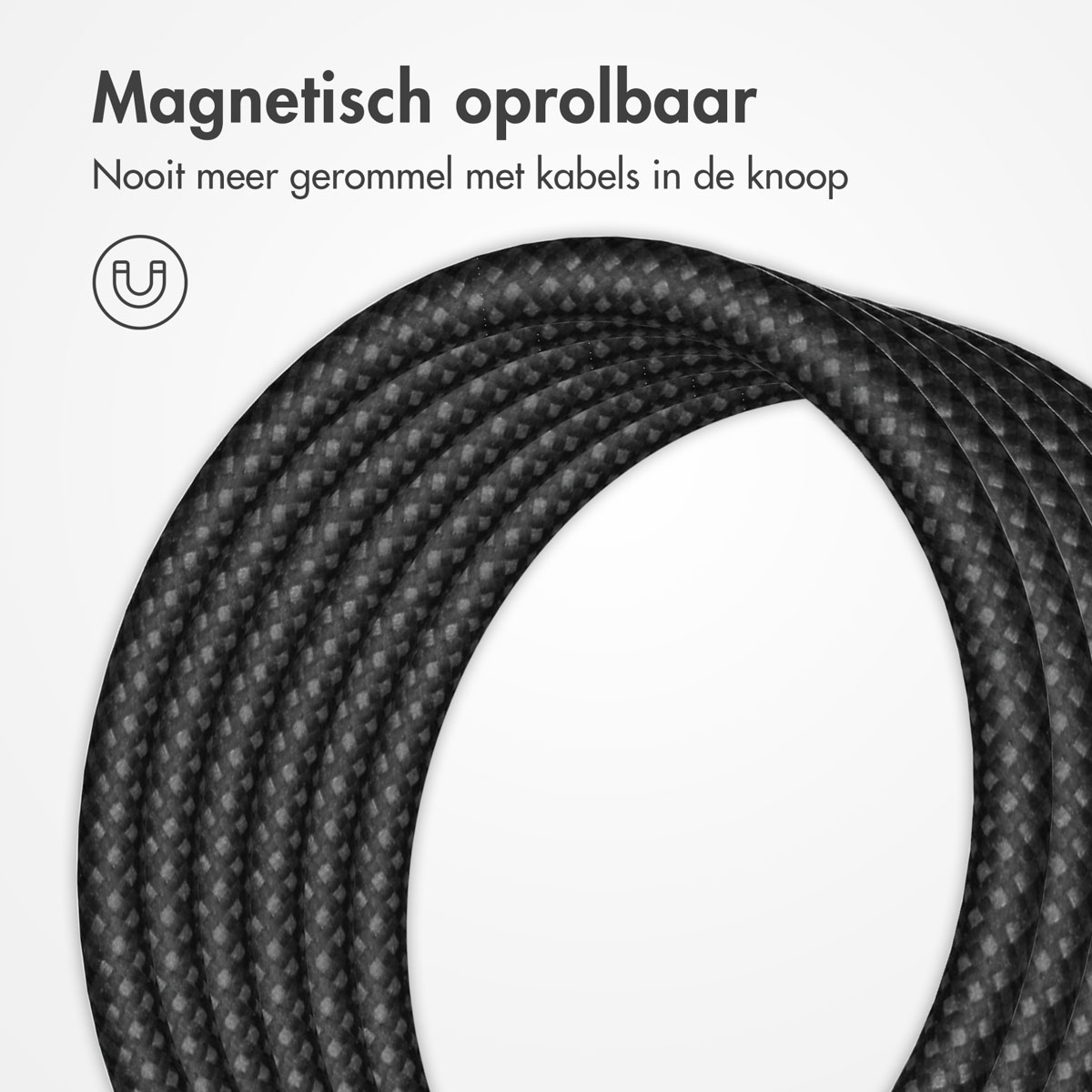 Aufgerolltes schwarzes Ladekabel, magnetisch, Nahaufnahme.