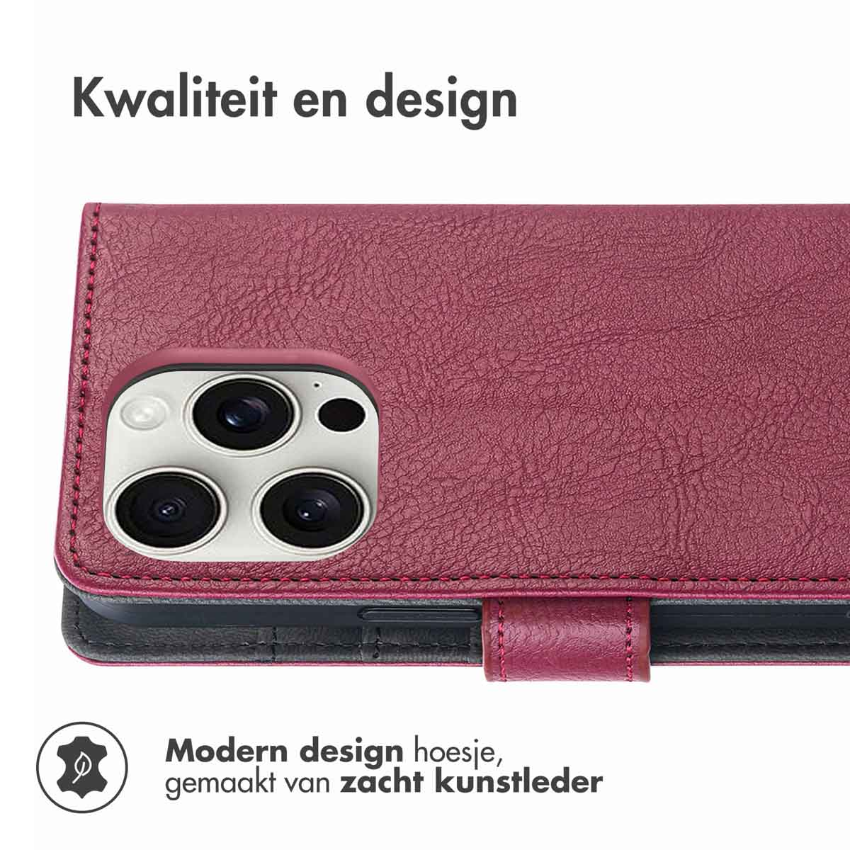 Close-up van een bordeauxrode telefoonhoes met camera-uitsparingen en een leren bandje.
