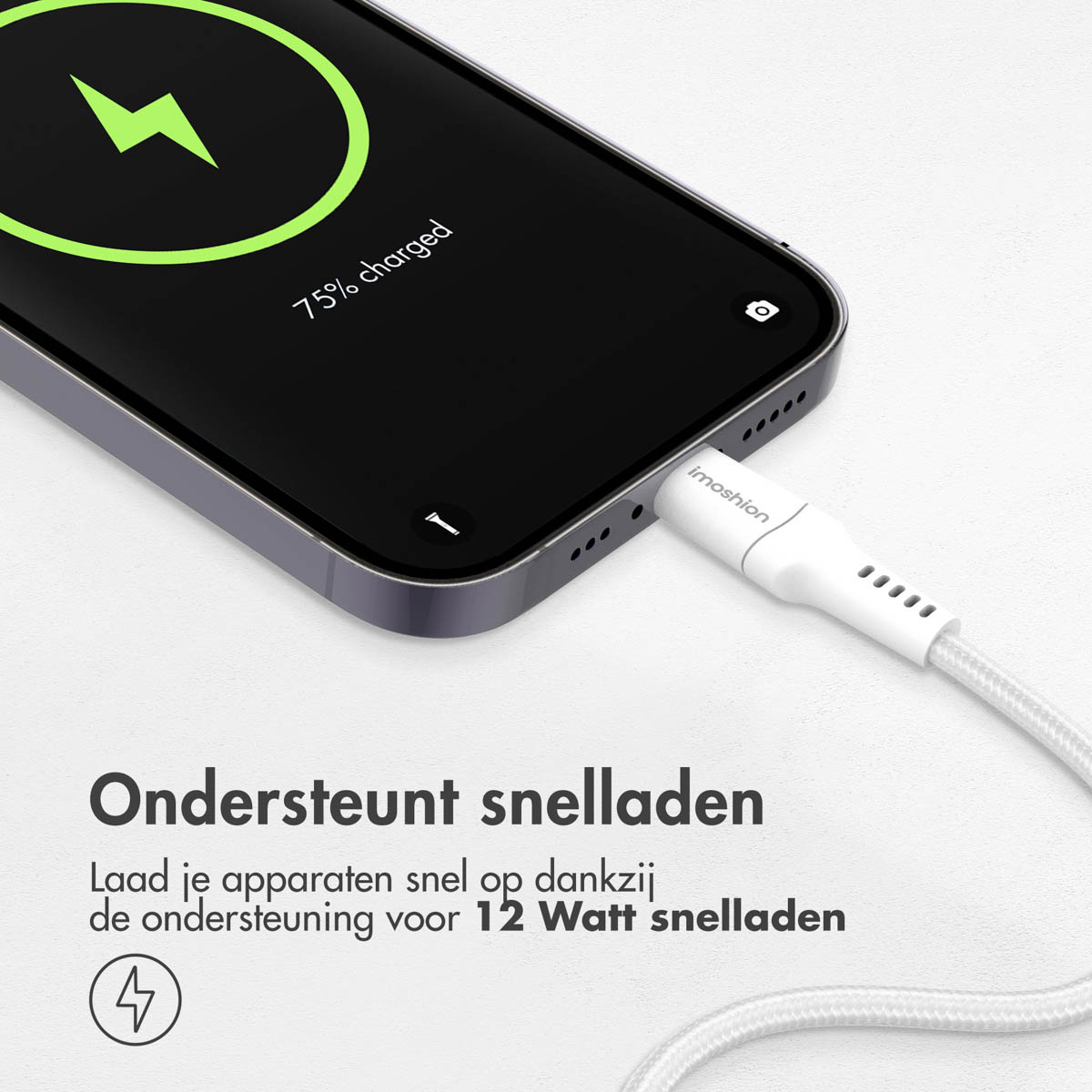 Téléphone en charge, 75% chargé. Câble blanc connecté, icône d'éclair.