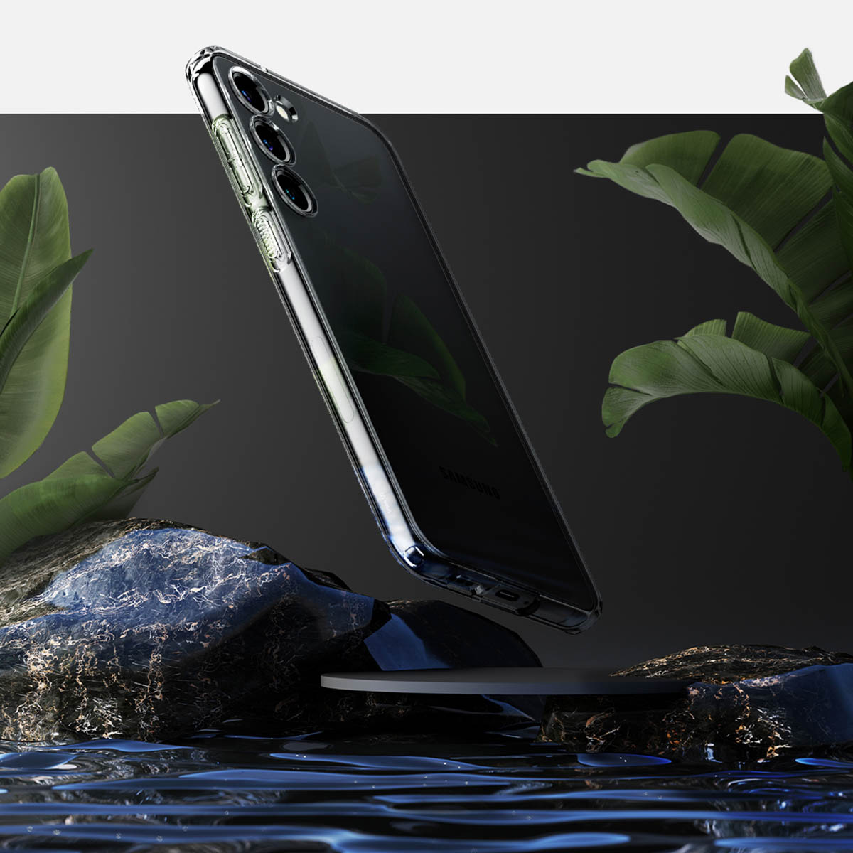 Transparante telefoonhoes met telefoon erin. Zwarte achtergrond, water en planten.