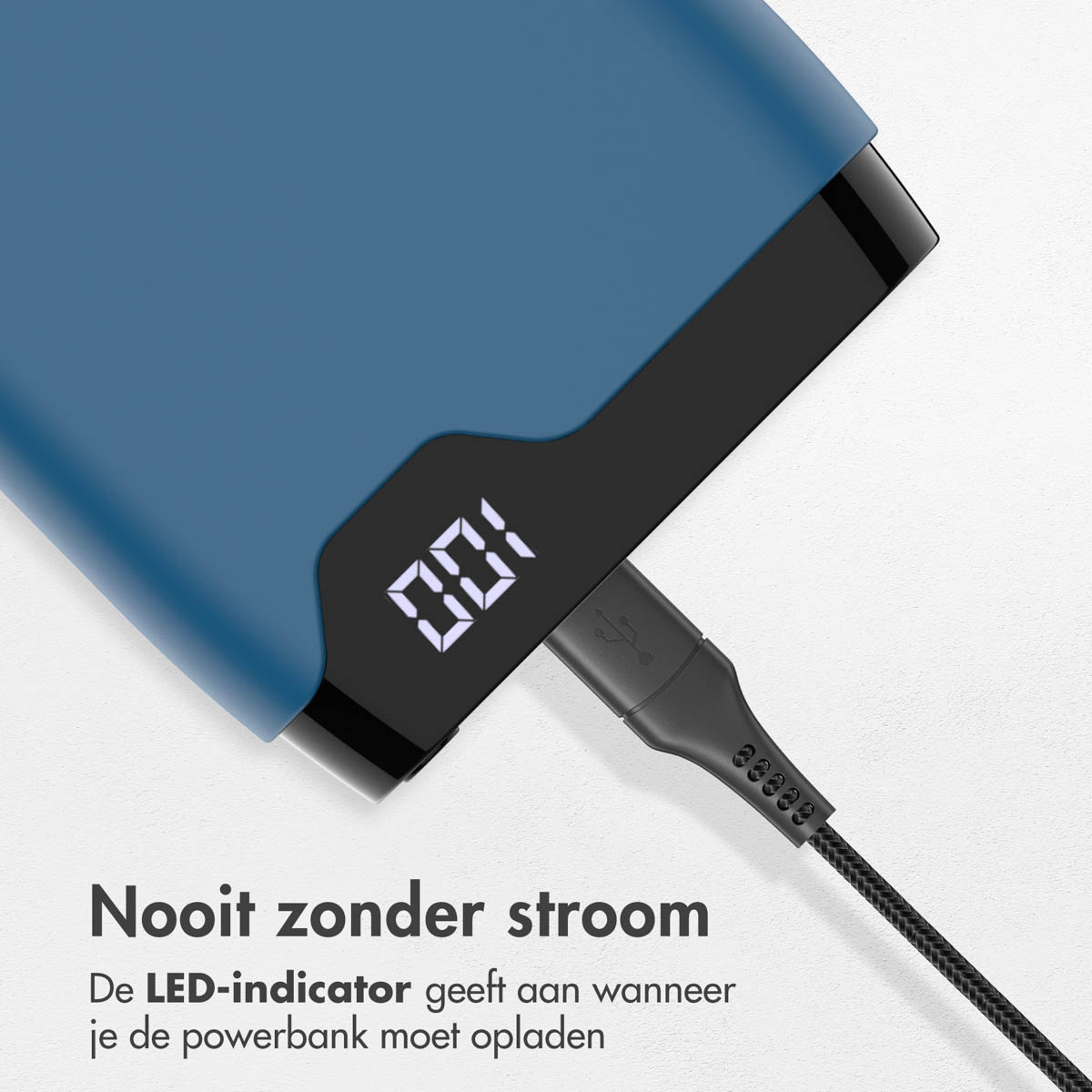 Eine blaue Powerbank mit angeschlossenem USB-Kabel, das den Akkustand anzeigt.