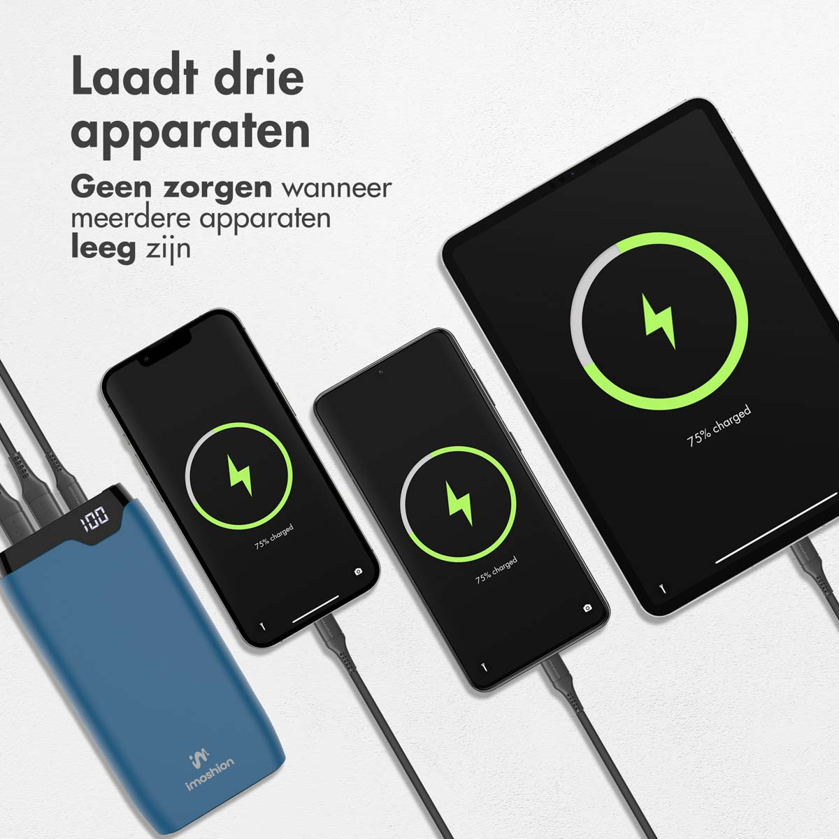 Drei Geräte, die von einer blauen Powerbank aufgeladen werden. Telefone und ein Tablet zeigen Ladesymbole.