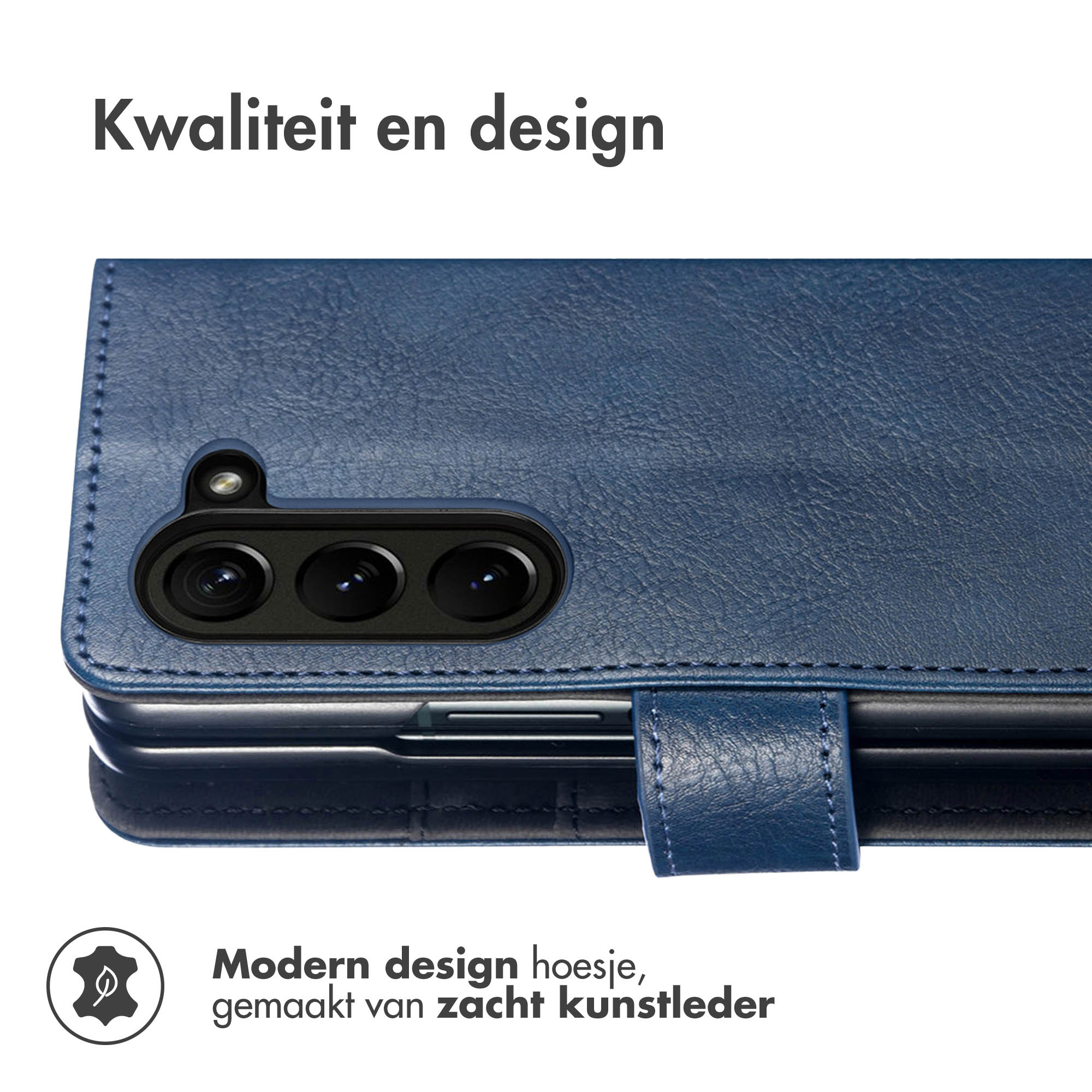 Coque de téléphone en cuir bleu avec un téléphone à l'intérieur. Elle possède une découpe pour l'appareil photo et un rabat magnétique.