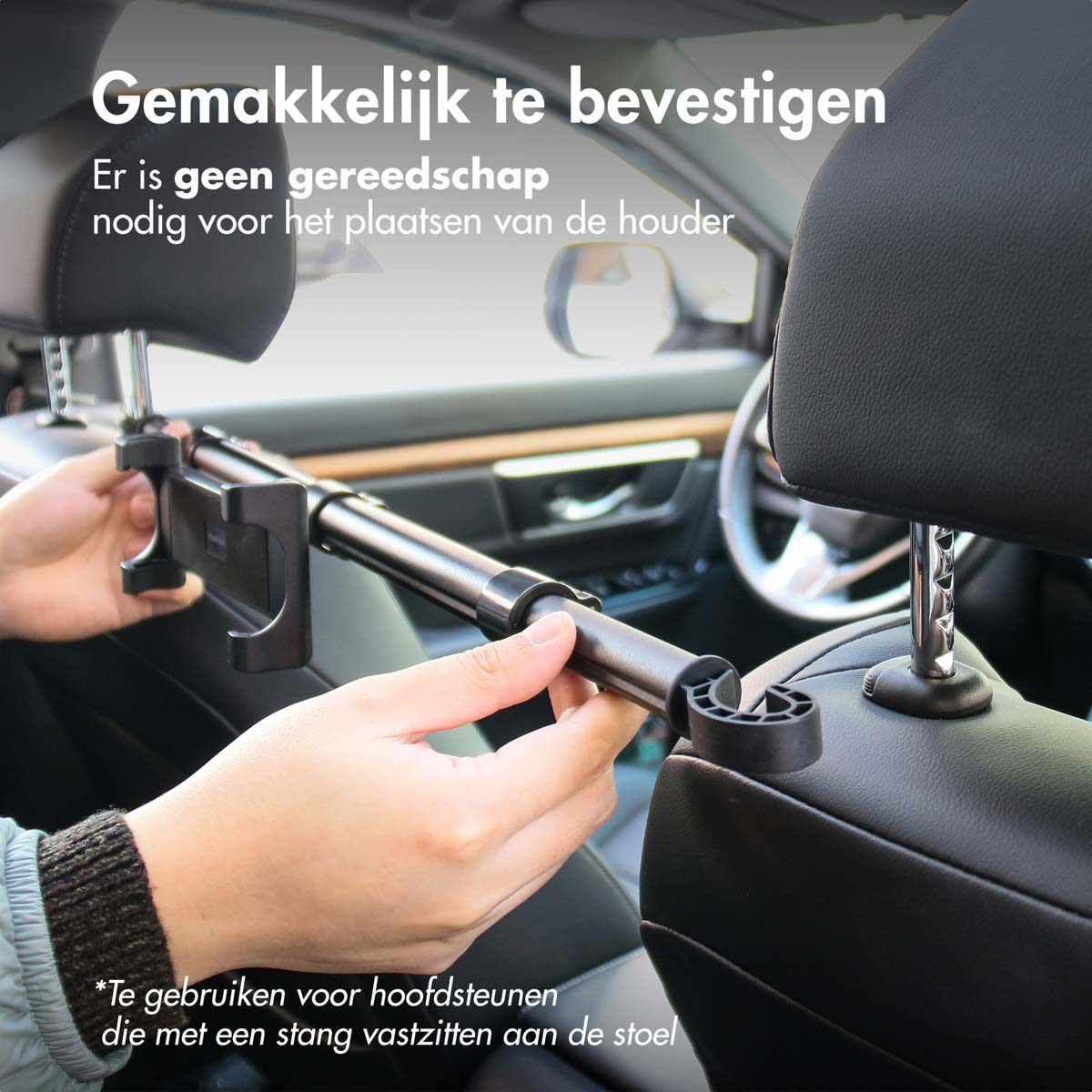 Houder bevestigd aan een hoofdsteun. Een hand plaatst een telefoon in de houder.