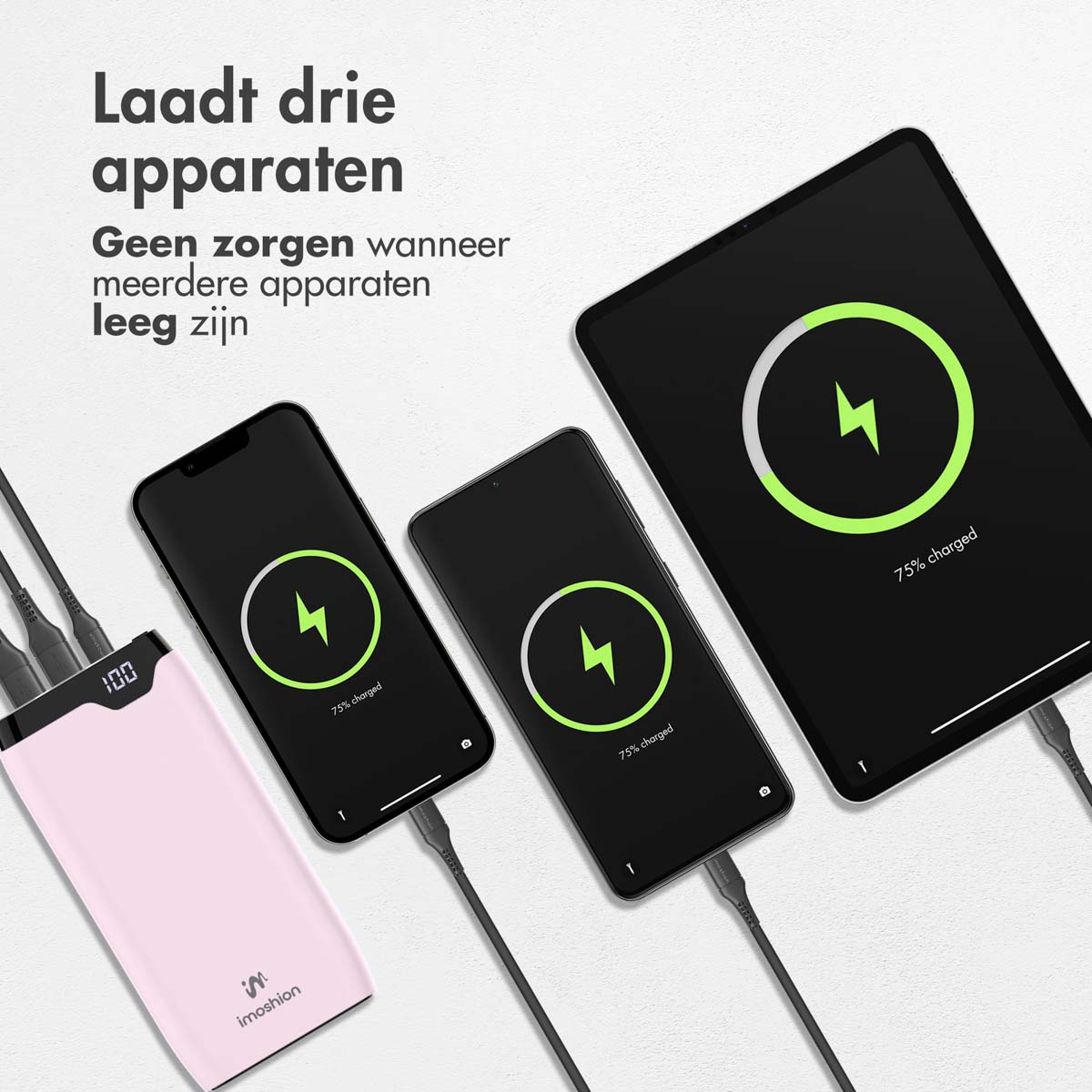 Power bank rose rechargeant trois appareils : un téléphone, un téléphone et une tablette. Tous montrent des indicateurs.