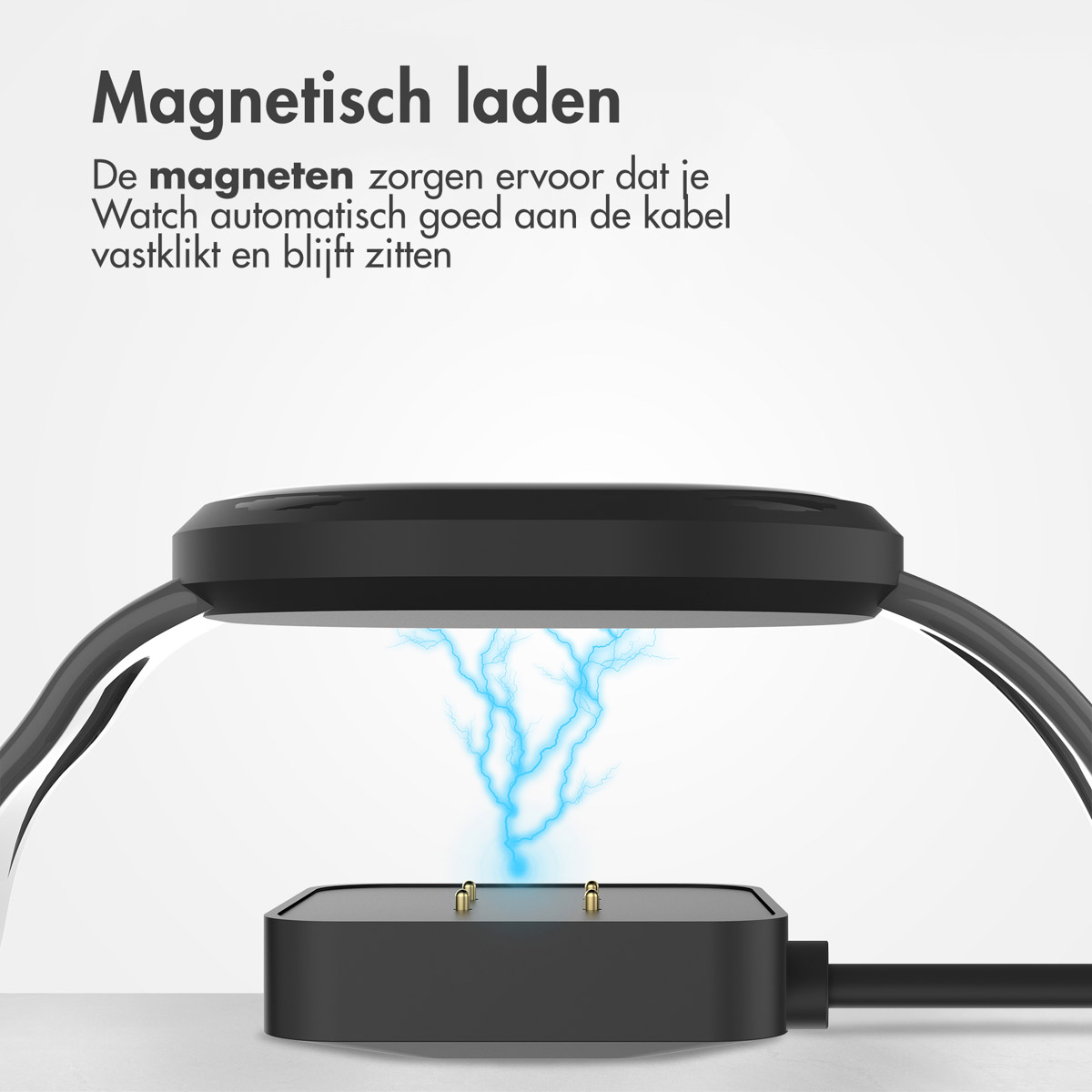 Une smartwatch noire sur une base de chargement. Des lignes bleues en forme d'éclair apparaissent. Le fond est blanc.