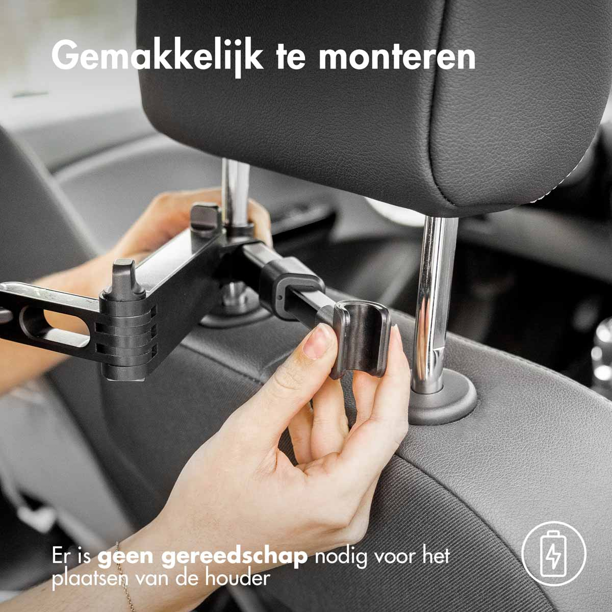 Een persoon die een telefoonhouder voor de hoofdsteun in een auto installeert. Zwarte houder en hoofdsteun.