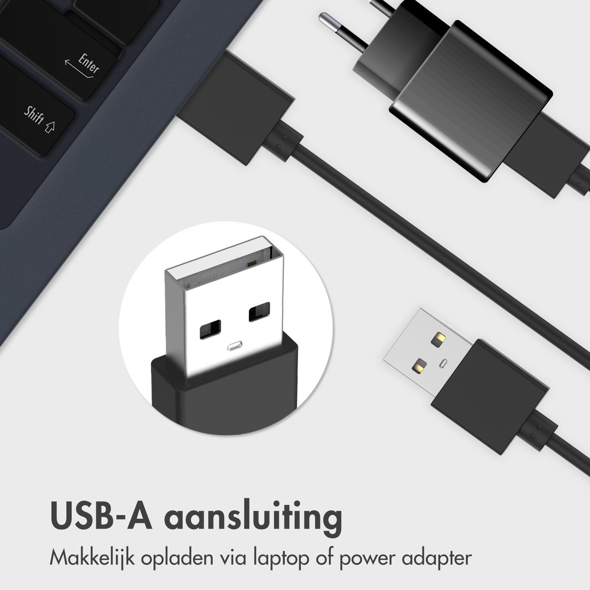 Connecteurs USB-A et un clavier d'ordinateur portable. Câbles et fiches noirs sont montrés.