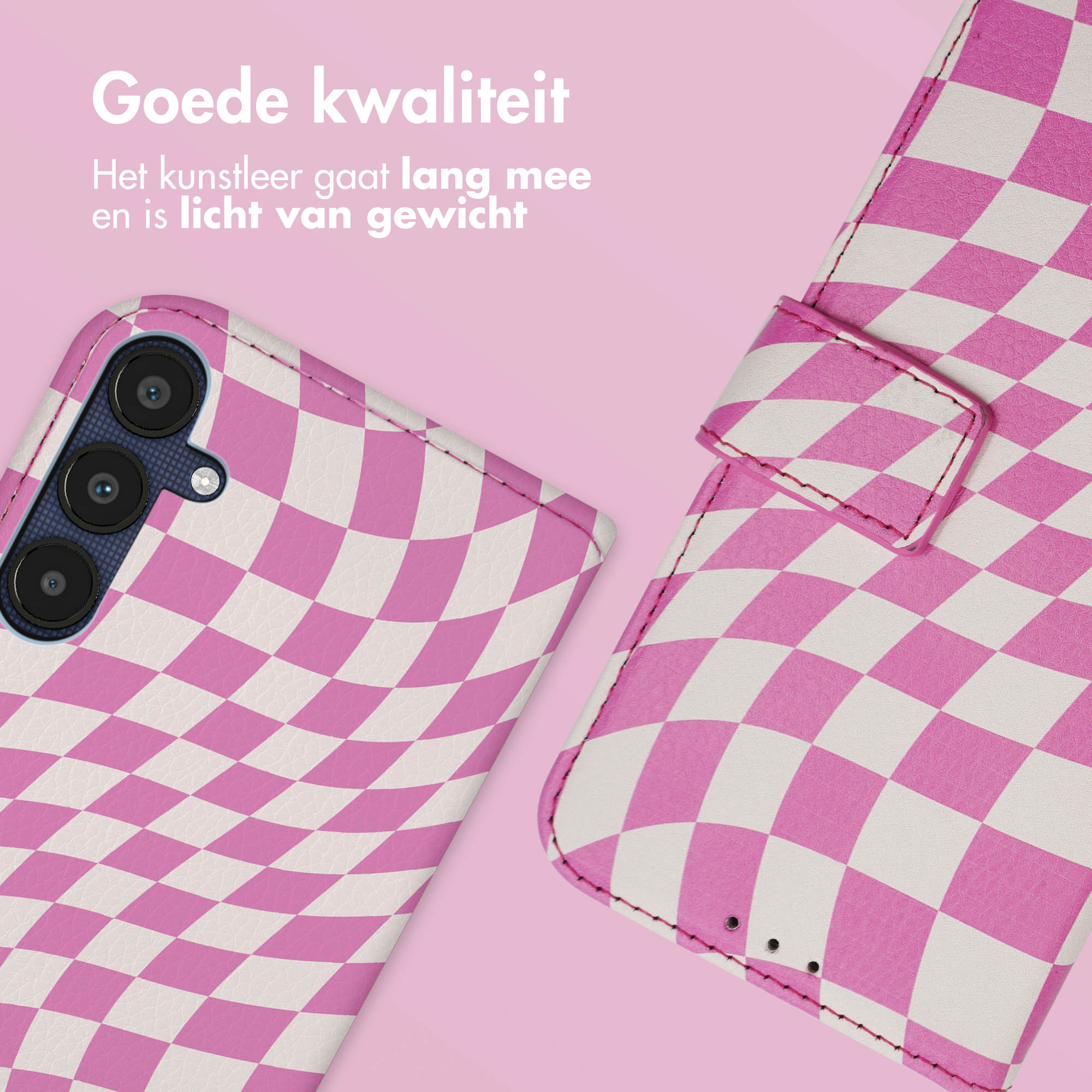 Een telefoonhoesje met een roze en wit geblokt patroon, opengevouwen. De achtergrond is roze.