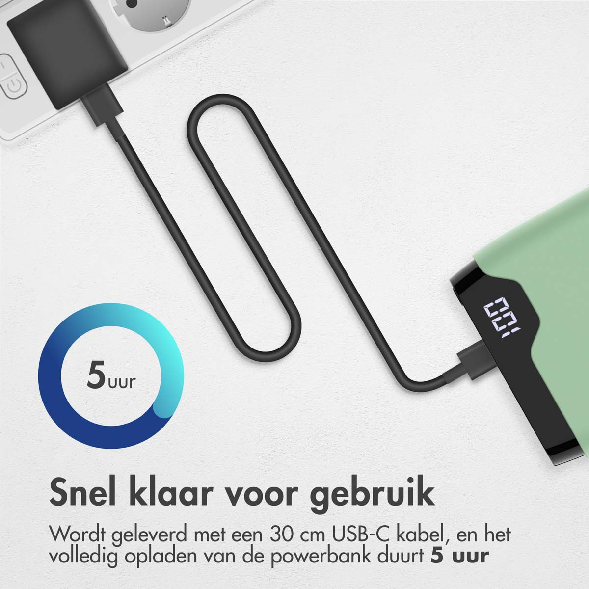 Un téléphone se chargeant avec une batterie externe verte et un câble USB-C.