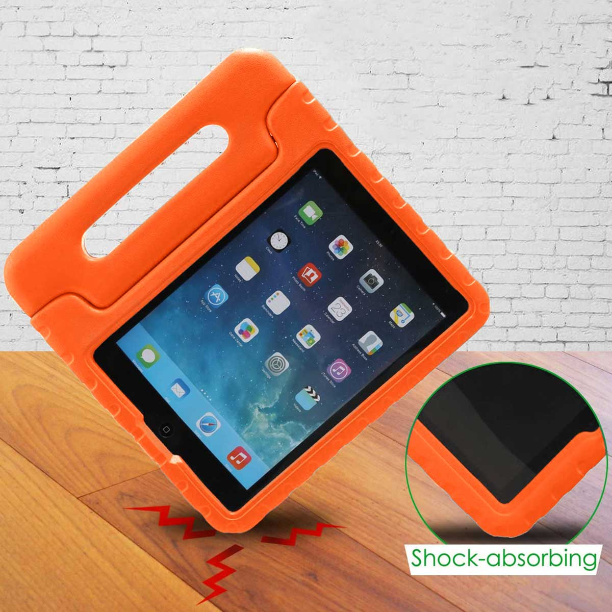 Rode tablethoes met handvat. Tablet zit in de hoes. Drie weergaven van de hoes. Hoes is rood.