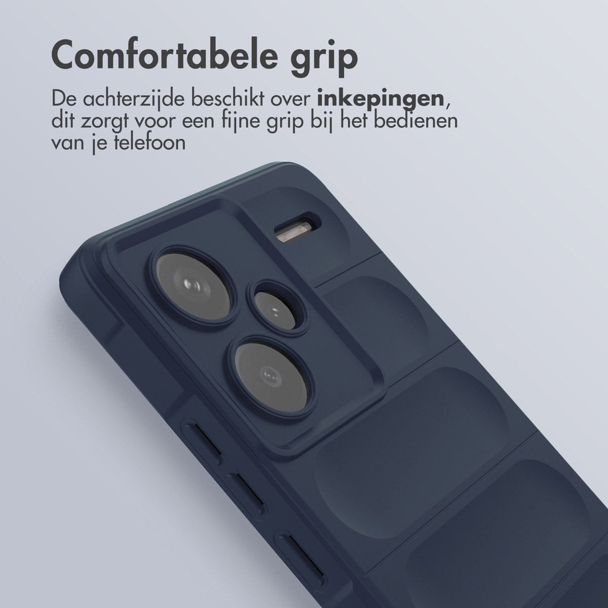 Donkerblauwe telefoonhoes met een textuur aan de achterkant, en een telefoon zit in de hoes.