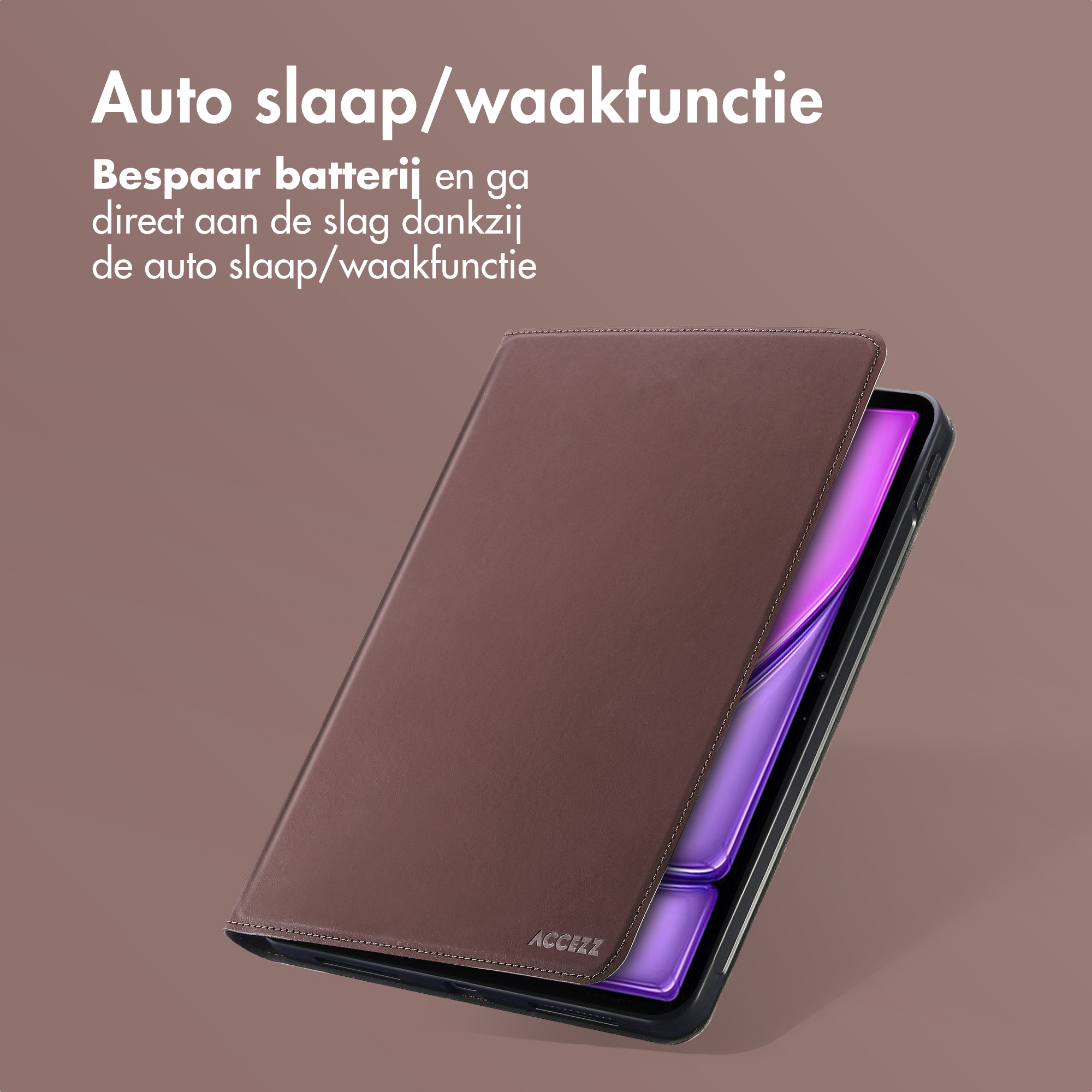 Bruine tablethoes in close-up, met een tablet in de hoes. De achtergrond is bruin.