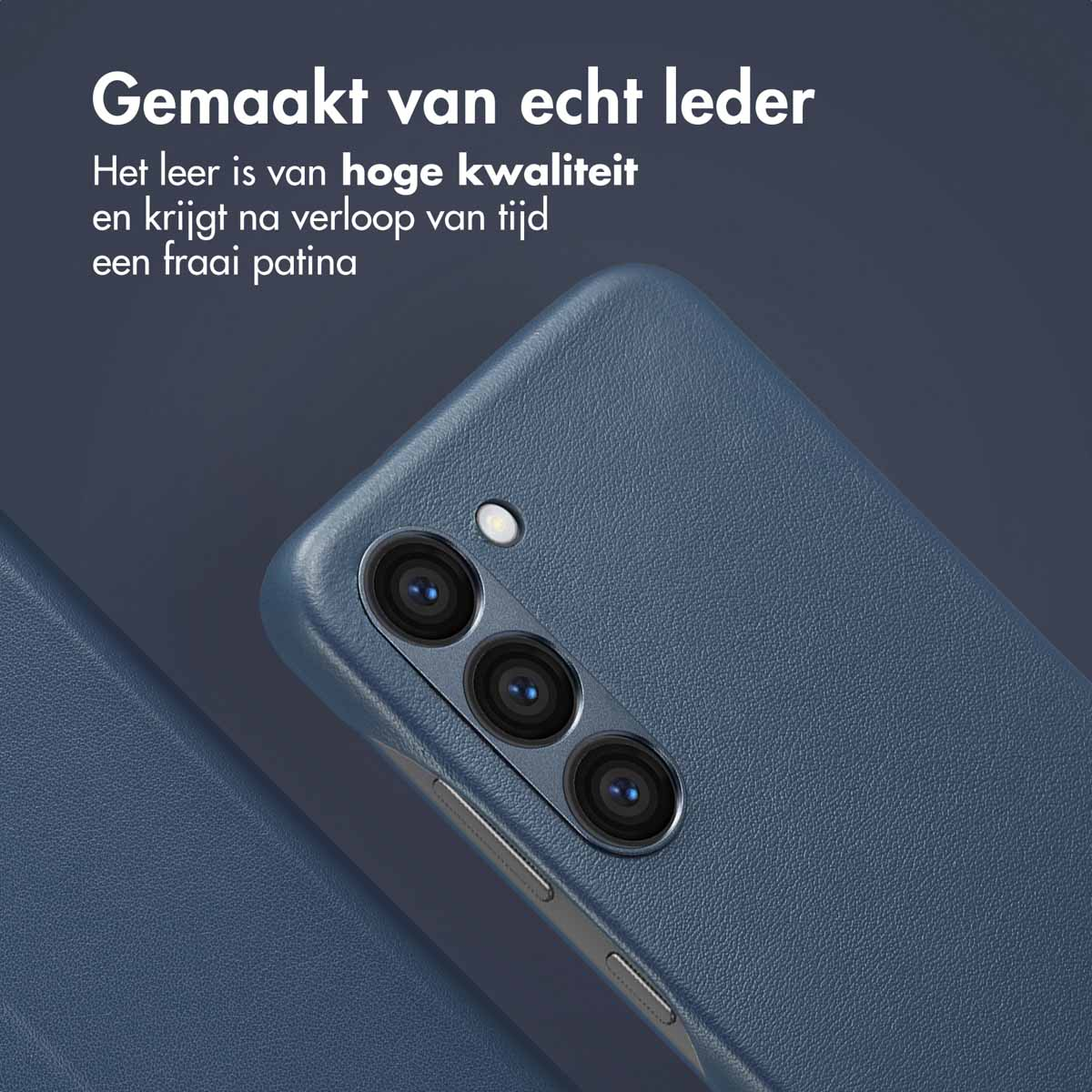 Blauwe lederen telefoonhoes, met een camera en een blauwe achtergrond.