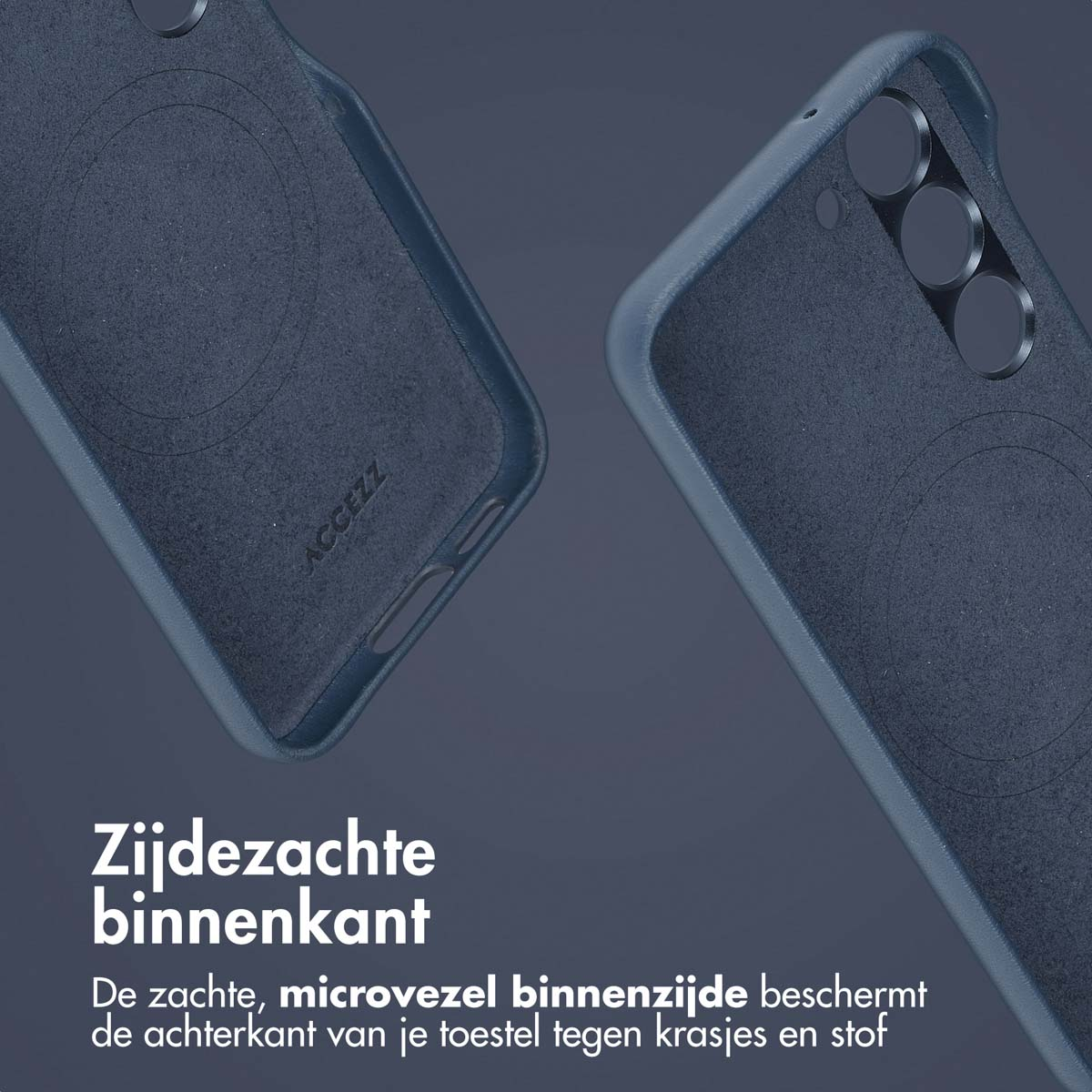 Twee telefoonhoesjes. Marineblauwe binnenhoes. Tekst: 'Zijdezachte binnenkant' (Zijdezacht binnen).
