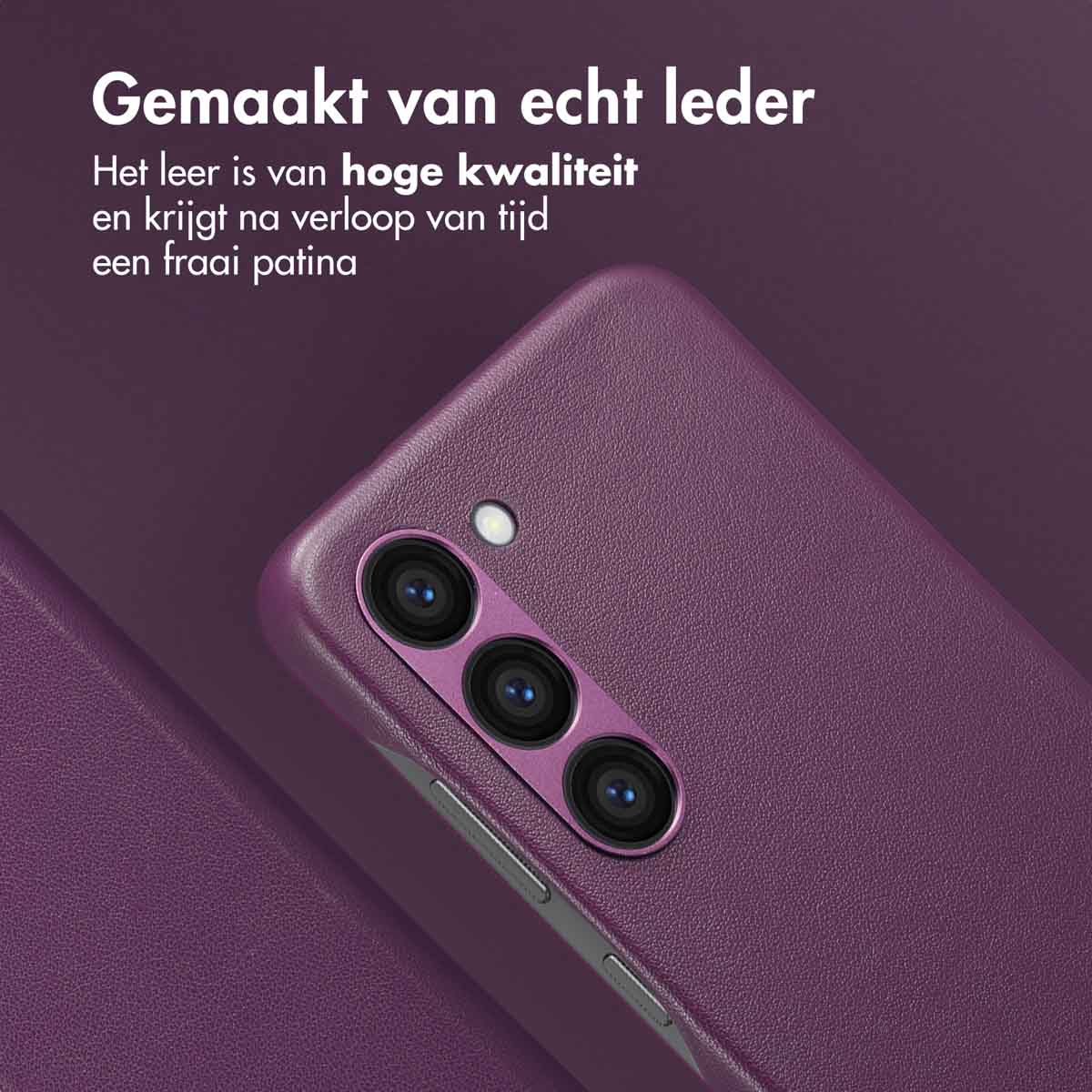 Paarse leren telefoonhoes met een telefoon erin. Tekst zegt "Gemaakt van echt leer" in het Nederlands.