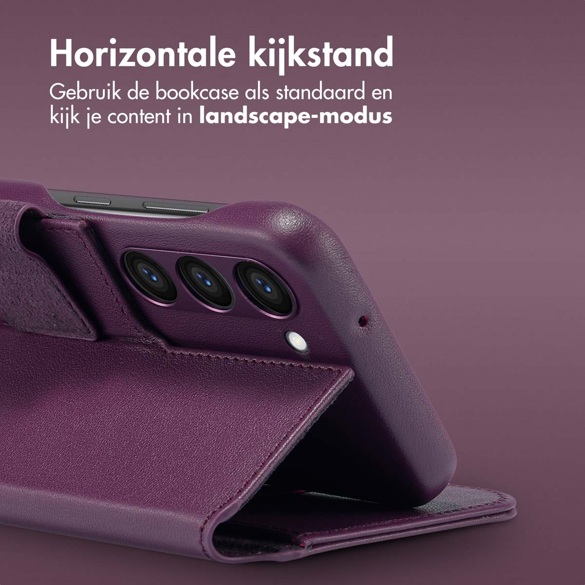 Paarse leren telefoonhoes, opengeklapt om te staan. Drie cameralenzen zichtbaar. Tekst: Landscape-modus.