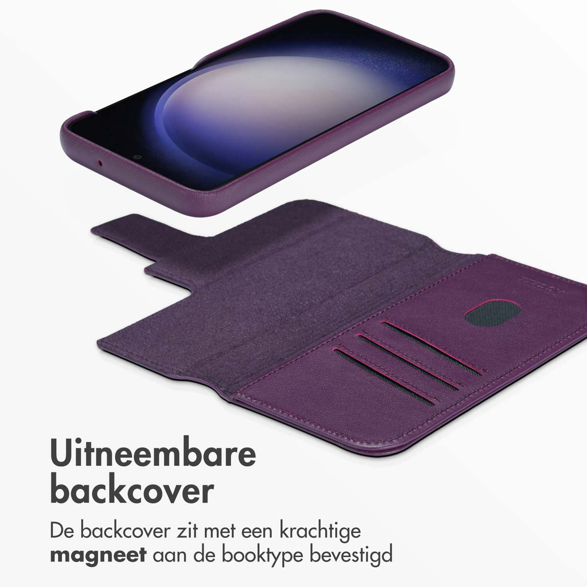 Paars telefoonhoesje met een telefoon en een uitklapbare hoes. Witte achtergrond.
