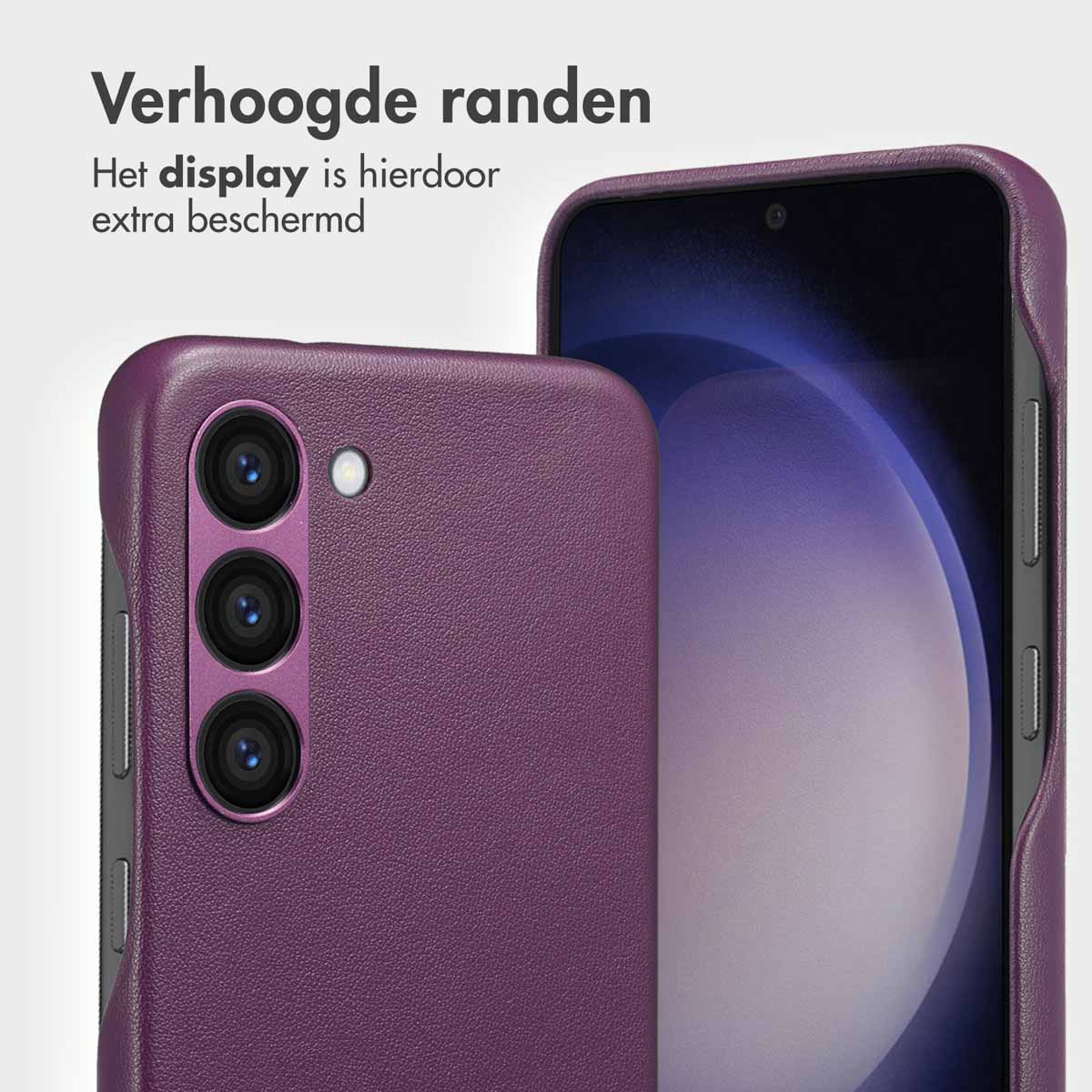 Paarse telefoonhoes, close-up. Telefoon aan de rechterkant. Grijze achtergrond.