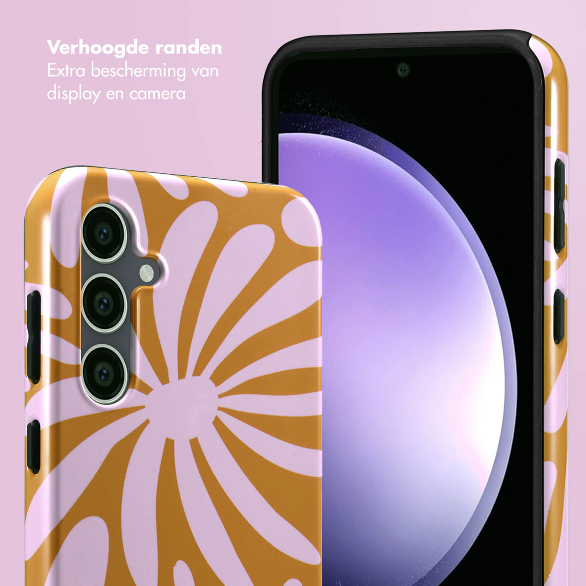 Telefoonhoes met een bloemen design. Telefoon heeft een zwart scherm. Hoesje heeft drie cameralenzen.