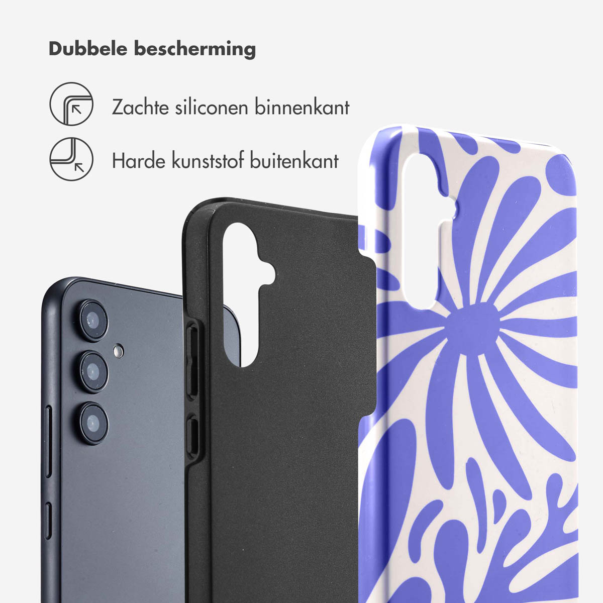 Telefoon en twee hoesjes. Eén met een blauw bloemenpatroon. Tekst: Zachte siliconen binnenkant, hard plastic buitenkant.