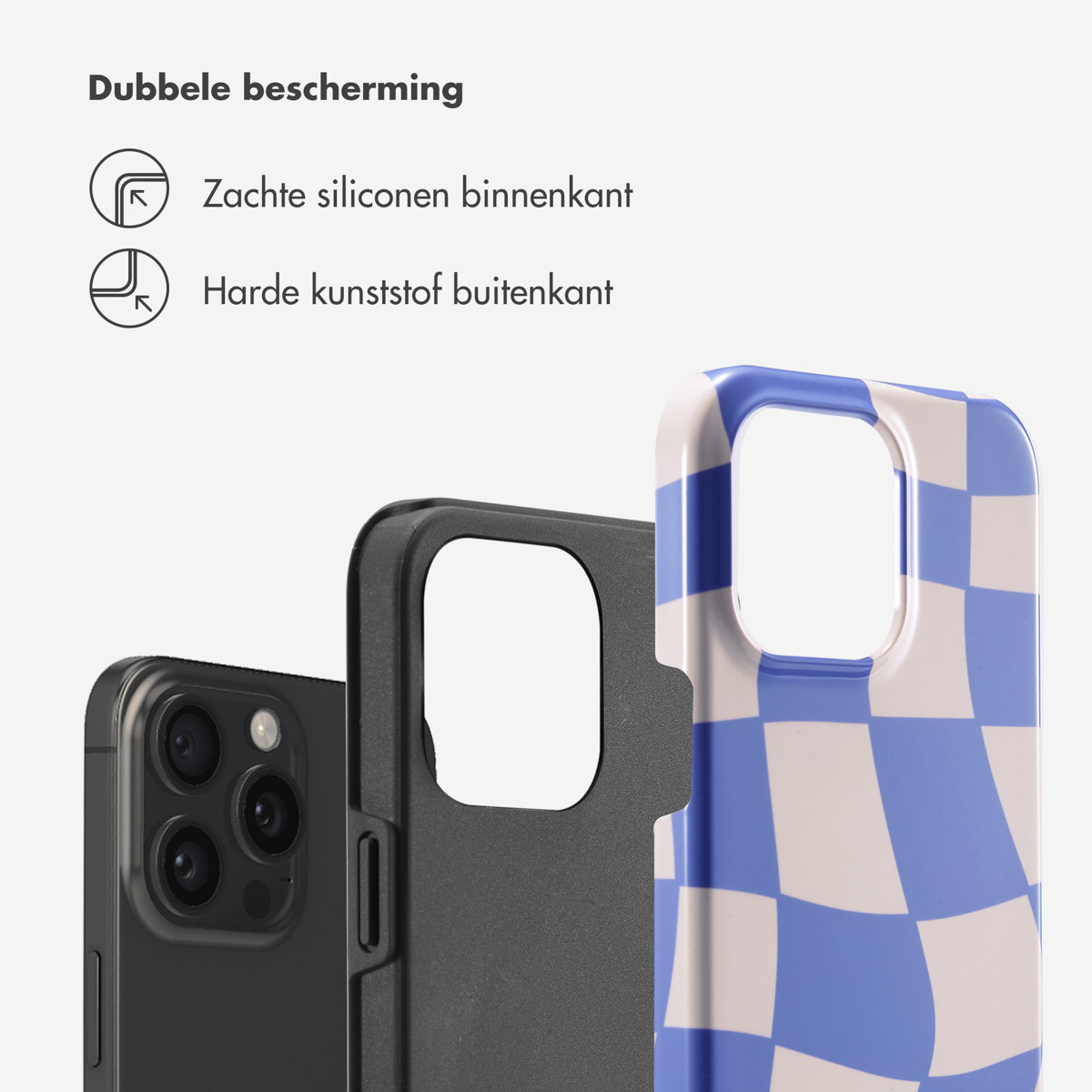 Een telefoon en drie hoesjes: een zwart telefoonhoesje, een blauw dambordhoesje en de telefoon.