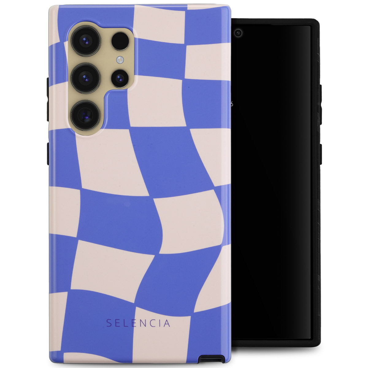 Telefoonhoesje met een blauw-wit geblokt patroon. Zwarte telefoon aan de rechterkant. Witte achtergrond.