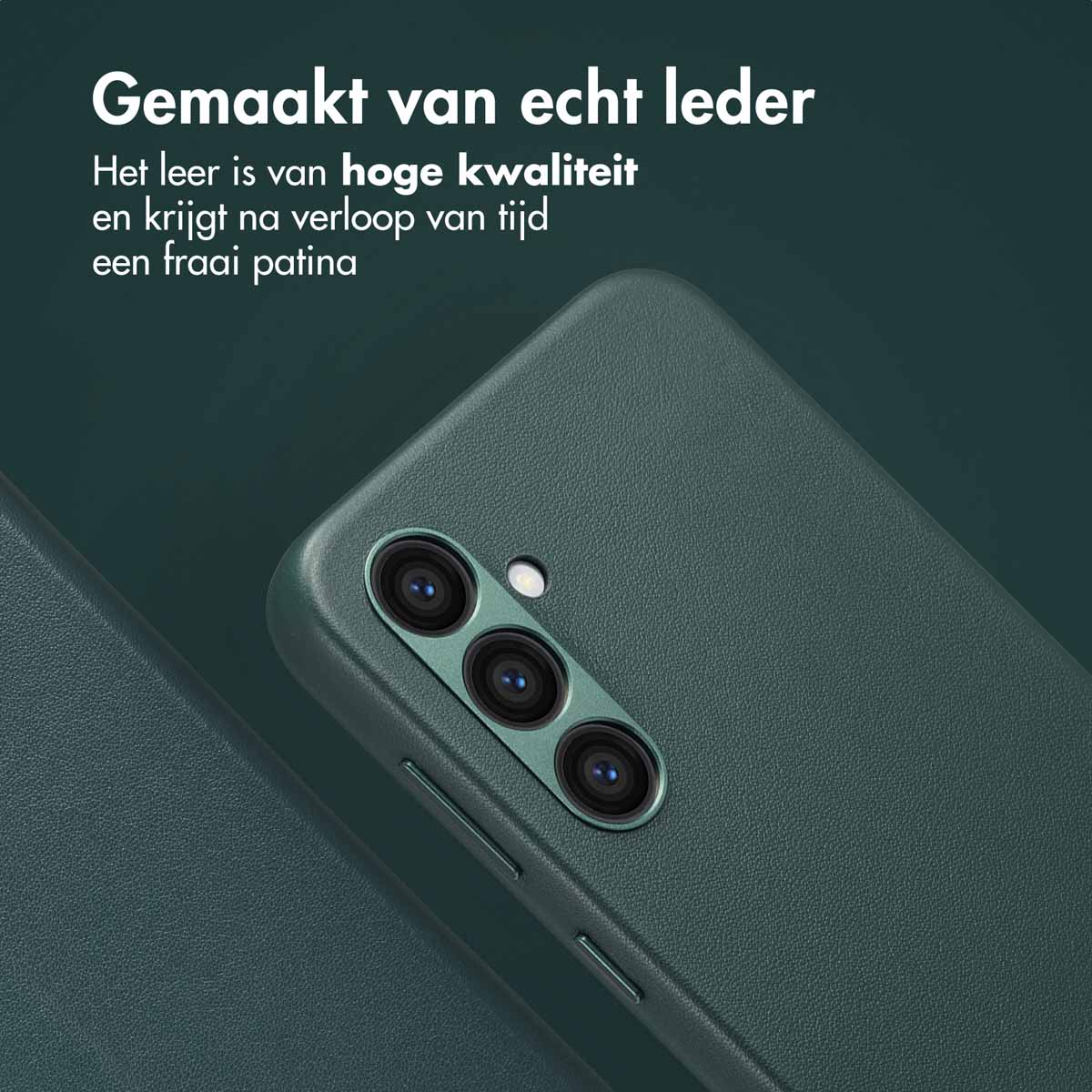 Donkergroen telefoonhoesje met close-up van de camera en achterkant van de telefoon.