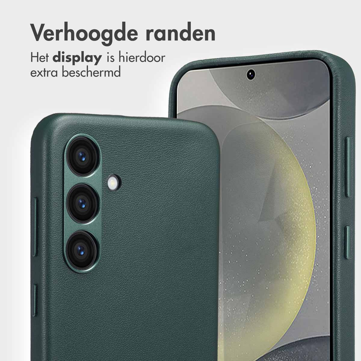 Donkergroene telefoonhoes, de telefoon rechts. Drie cameralenzen, donkergroene hoes.