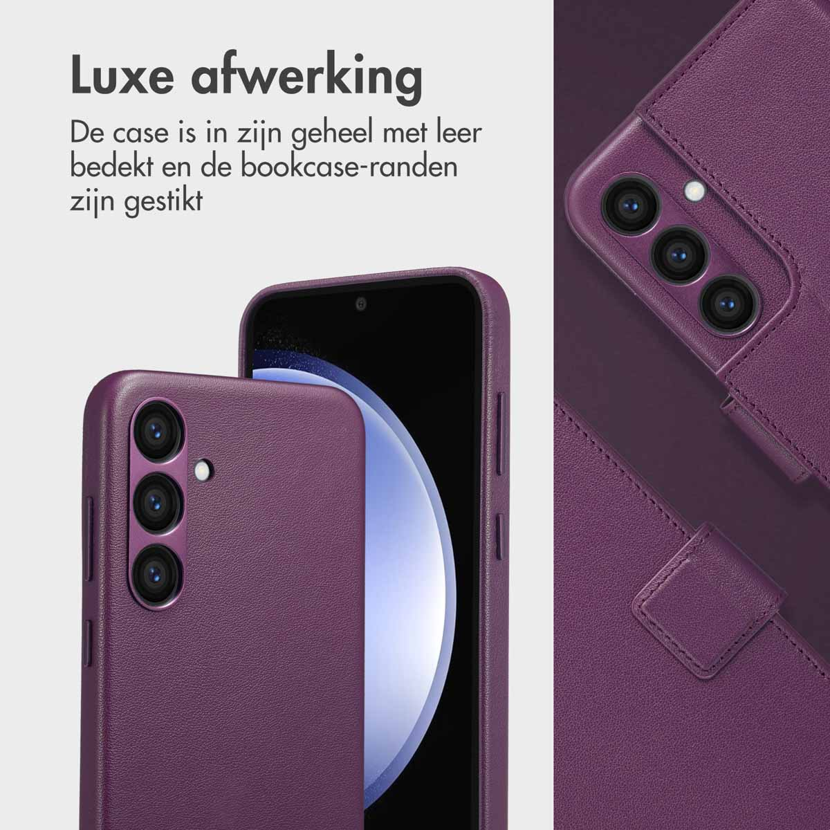 Paarse leren telefoonhoes. Telefoon erin, met een close-up van de hoes en telefoon.