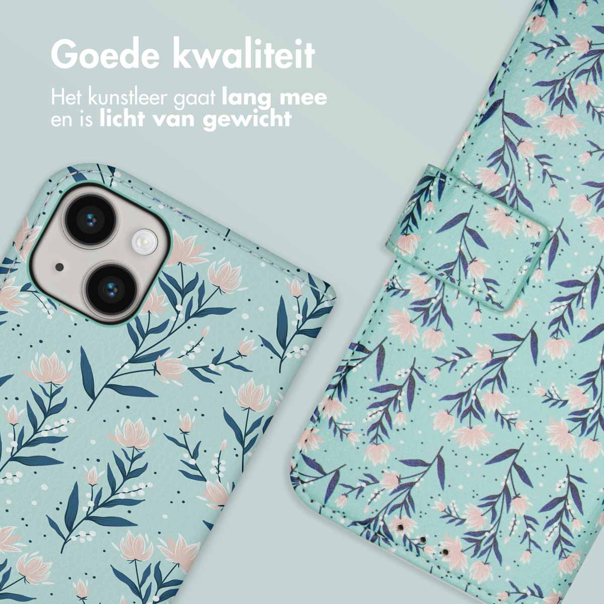 Nahaufnahme der Handyhülle mit Blumenmuster. Hellblauer Hintergrund, türkisfarbene Hülle, rosa Blumen.